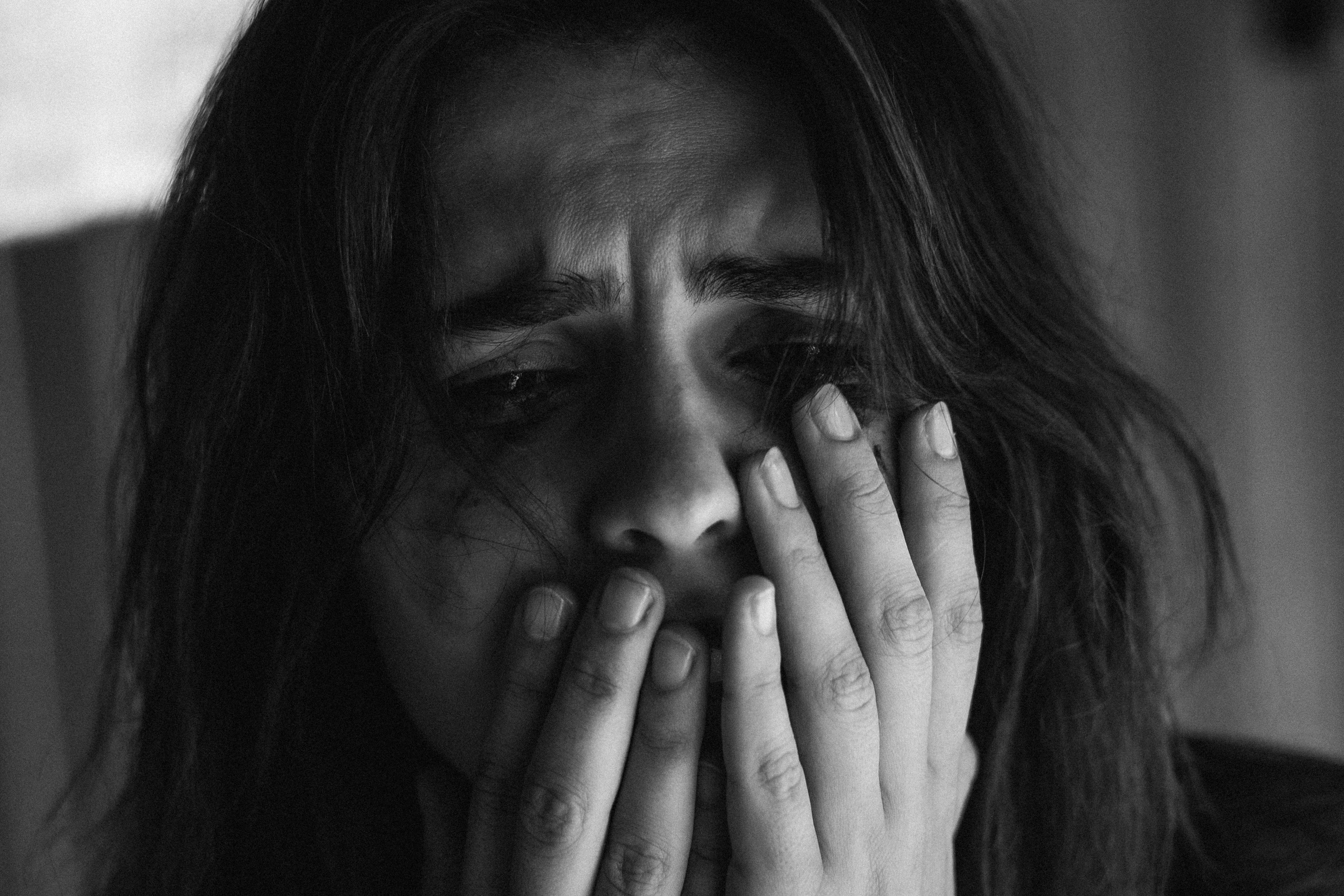 Портрет испуганной девушки в переулке.