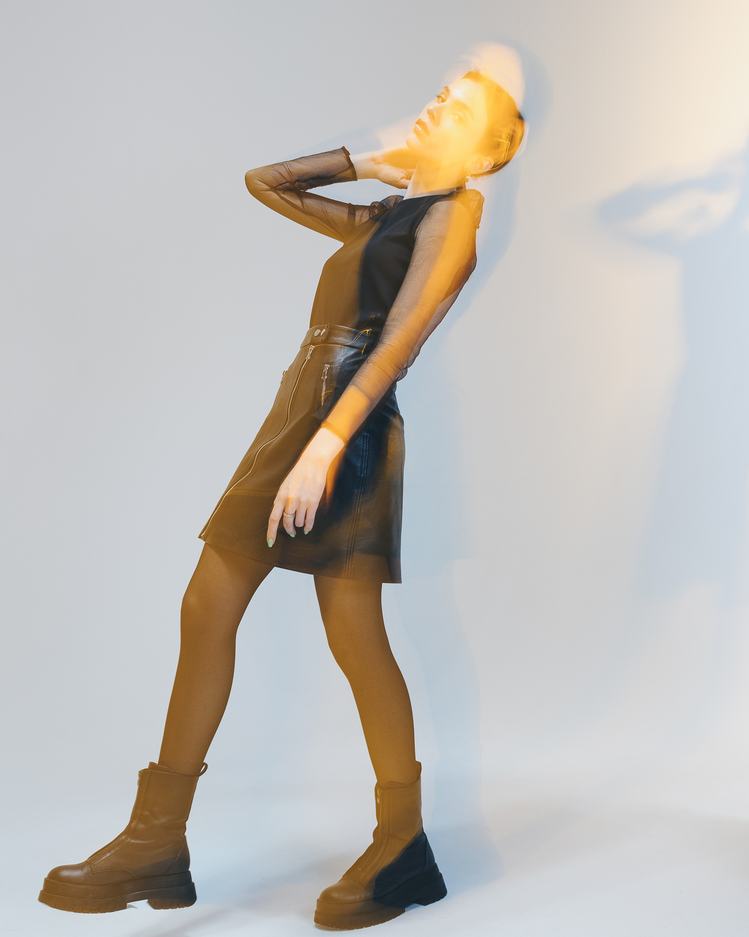 Портрет девушки в полный рост в черном топе. Фотограф Андрей Соболев.