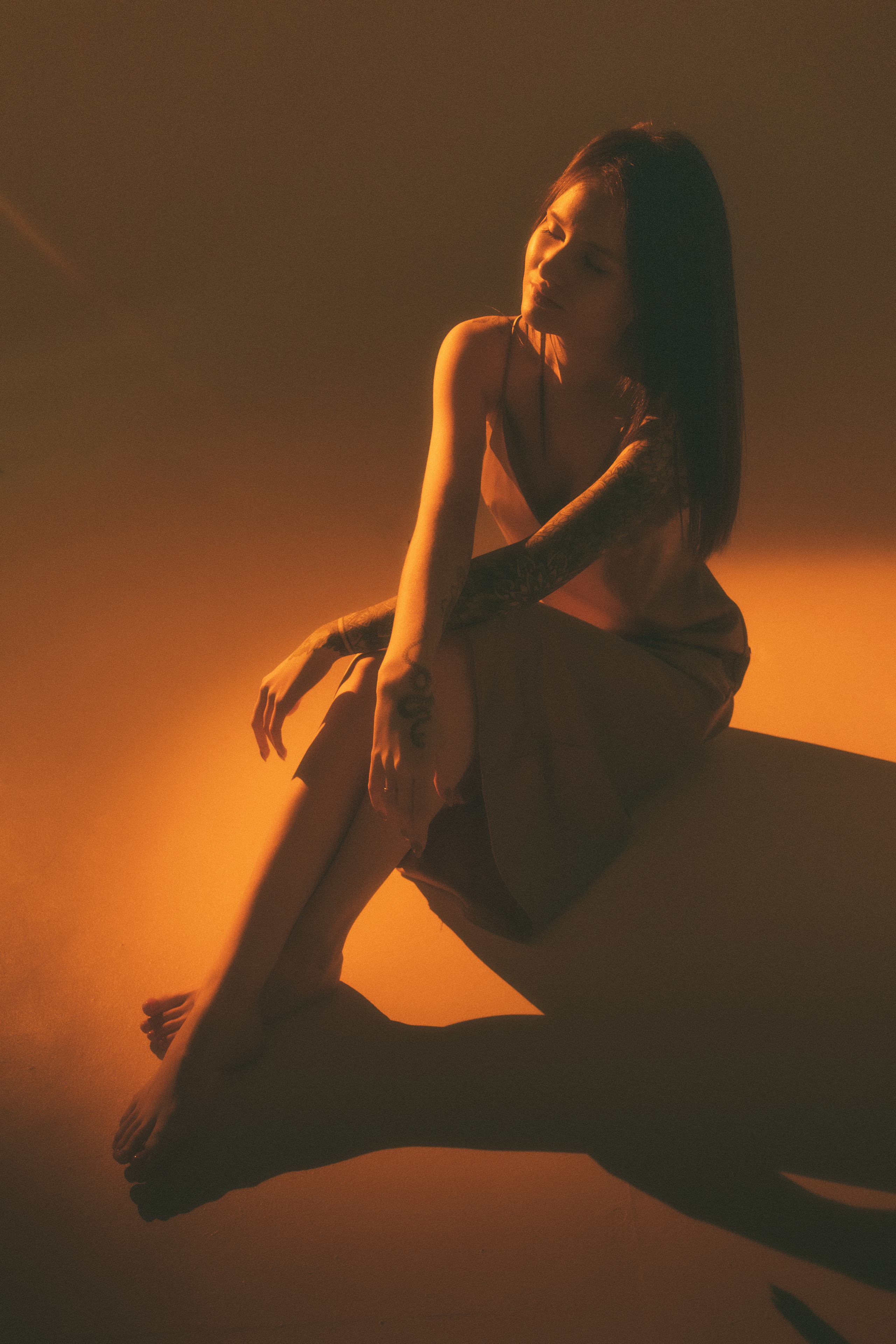 Девушка в платье сидит комнате. Фотограф Екатеринбург.