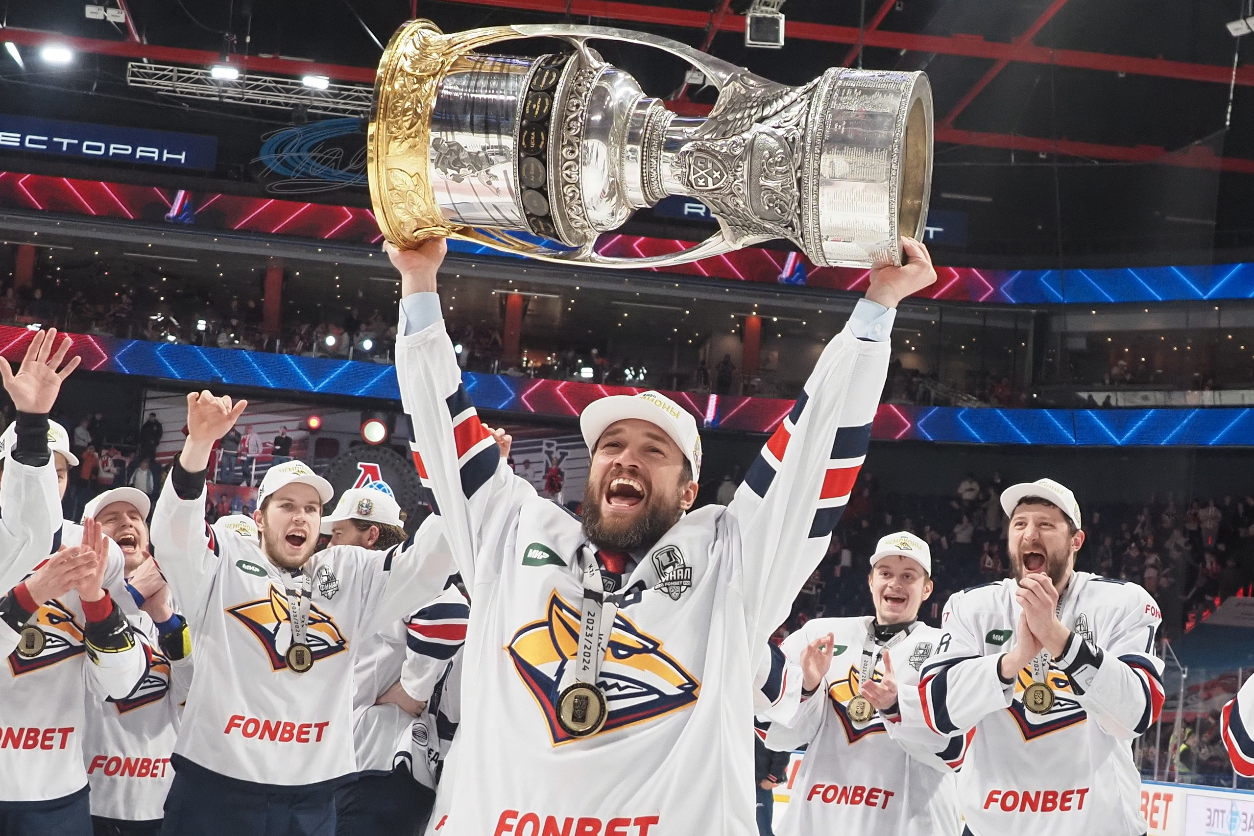  Хоккеист  "Металлурга" поднимает Кубок Гагарина.