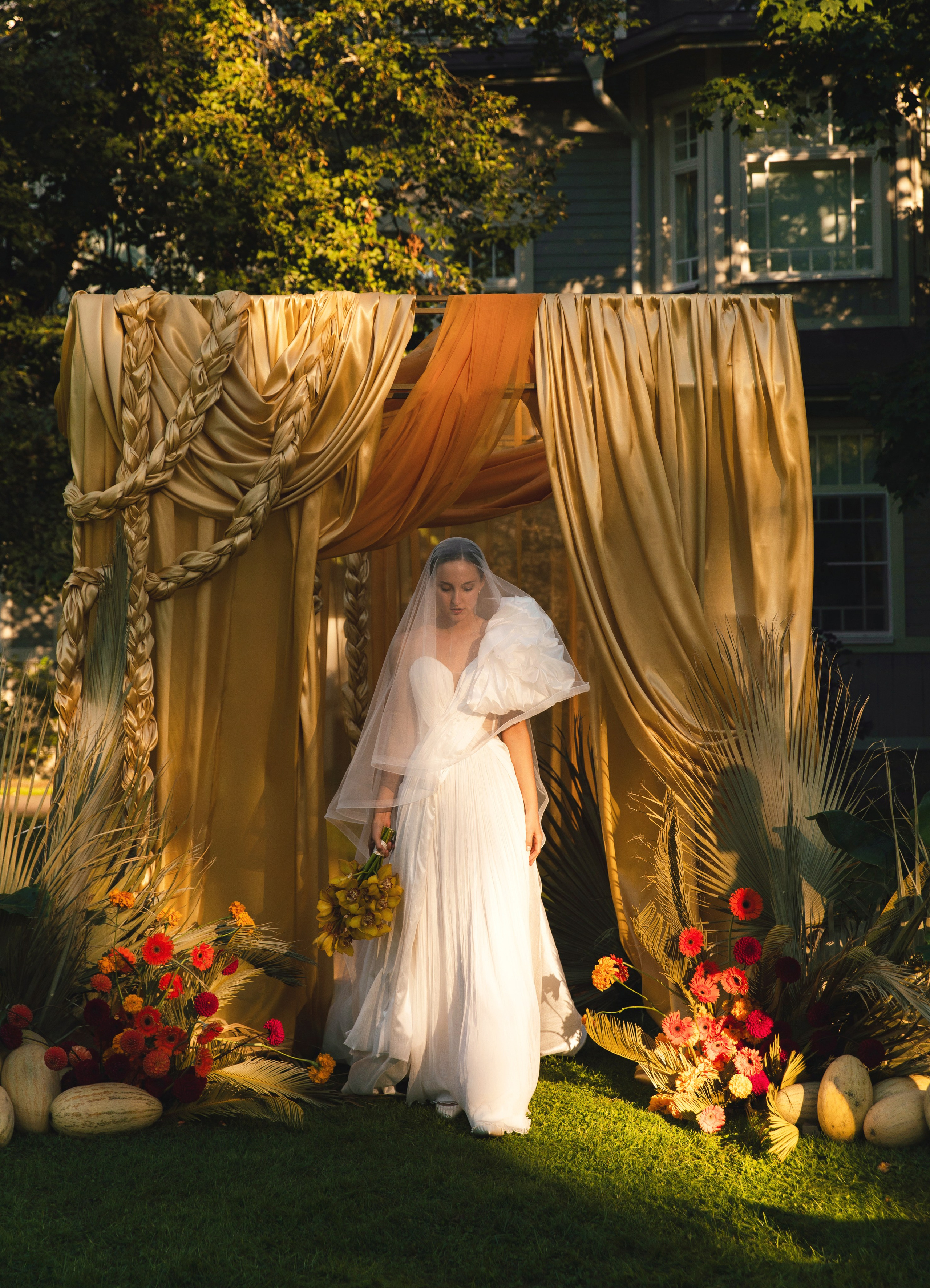 В ЛУЧАХ ЗАКАТА НА БЕРЕГУ МОРСКОМ