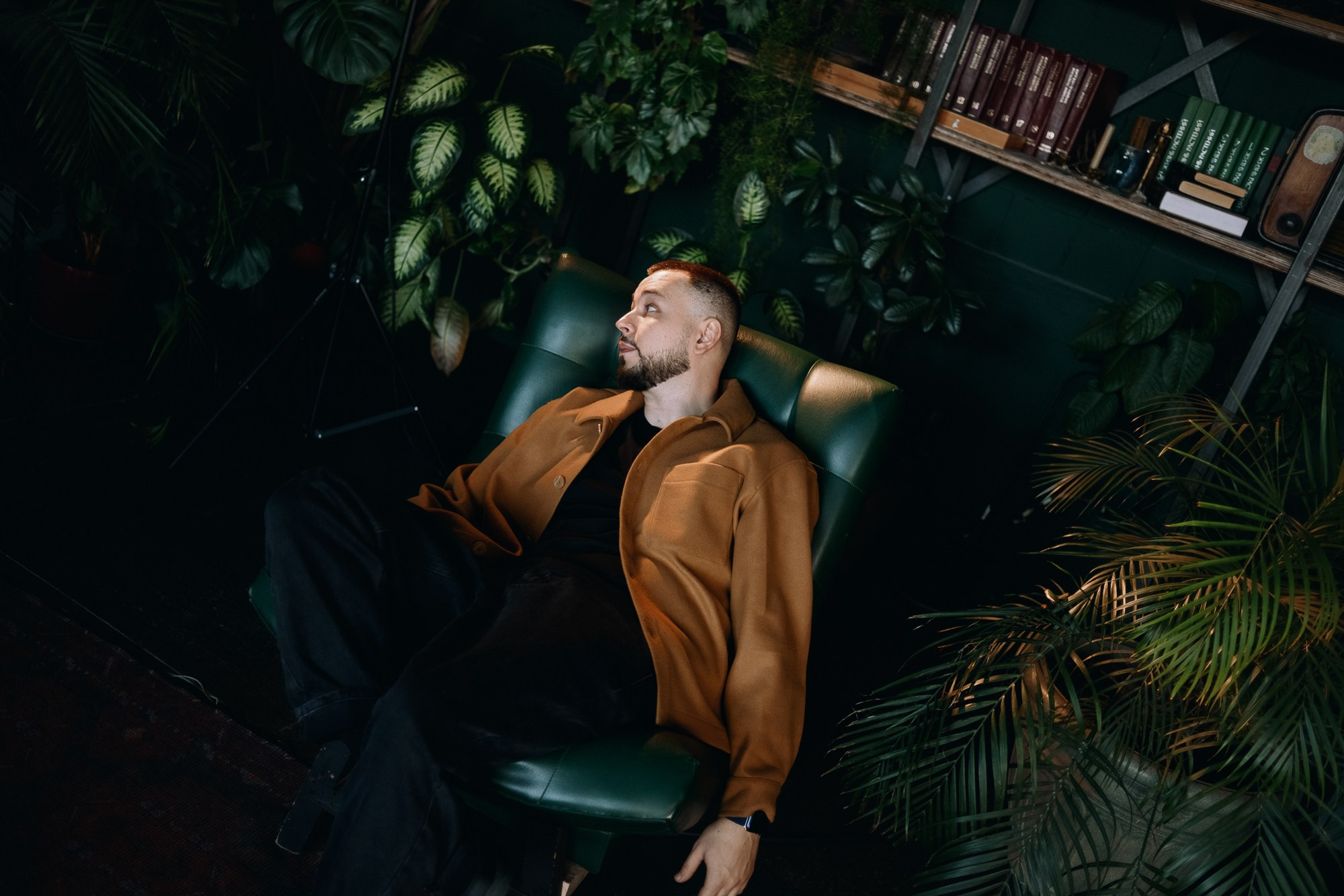 Мужской портрет в студии Тюмень — Фотосессия для мужчин | Дарья Мустафина. Портретный фотограф Тюмень Дарья Мустафина