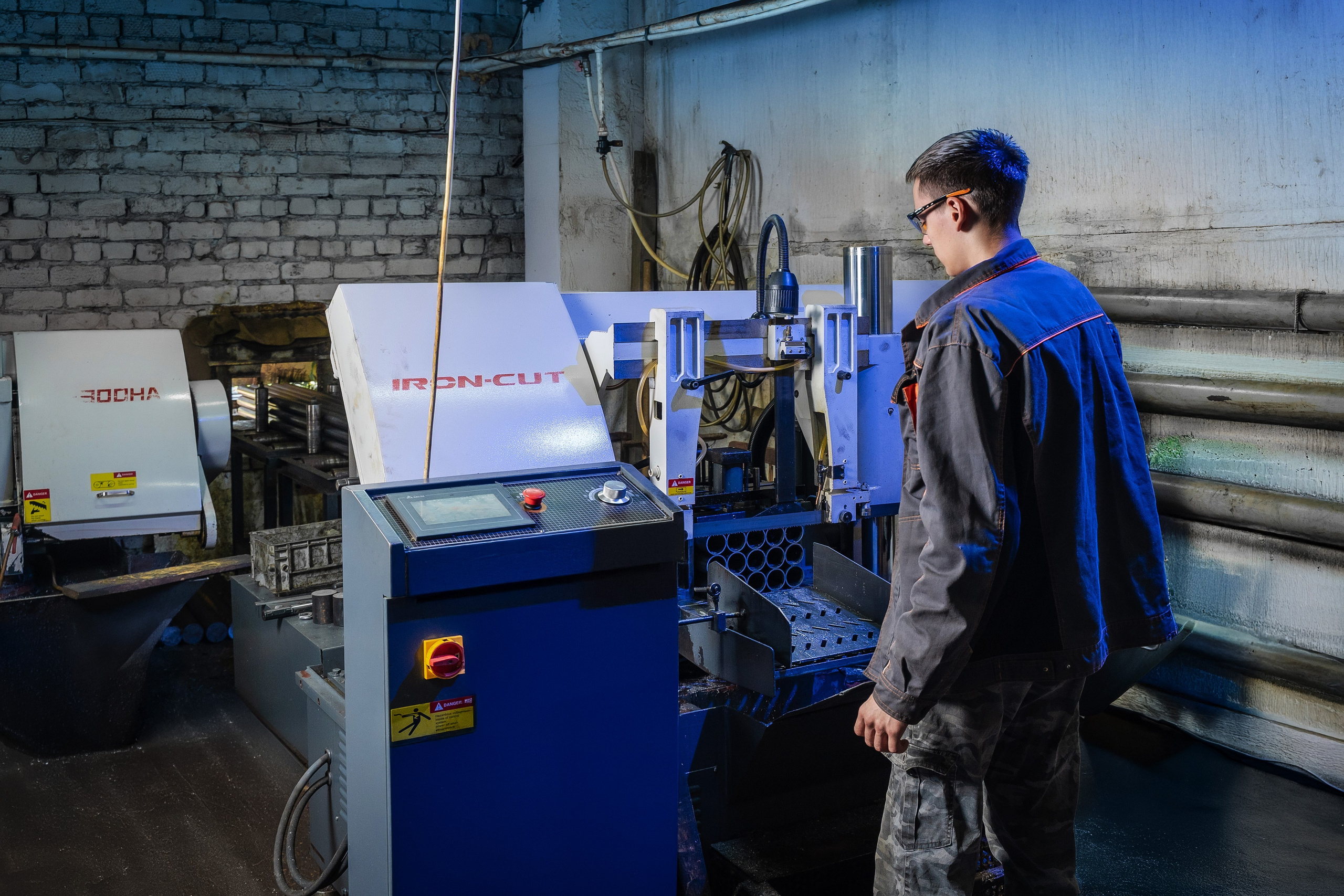 Организация рабочего пространства в токарном цехе с оборудованием и системами освещения