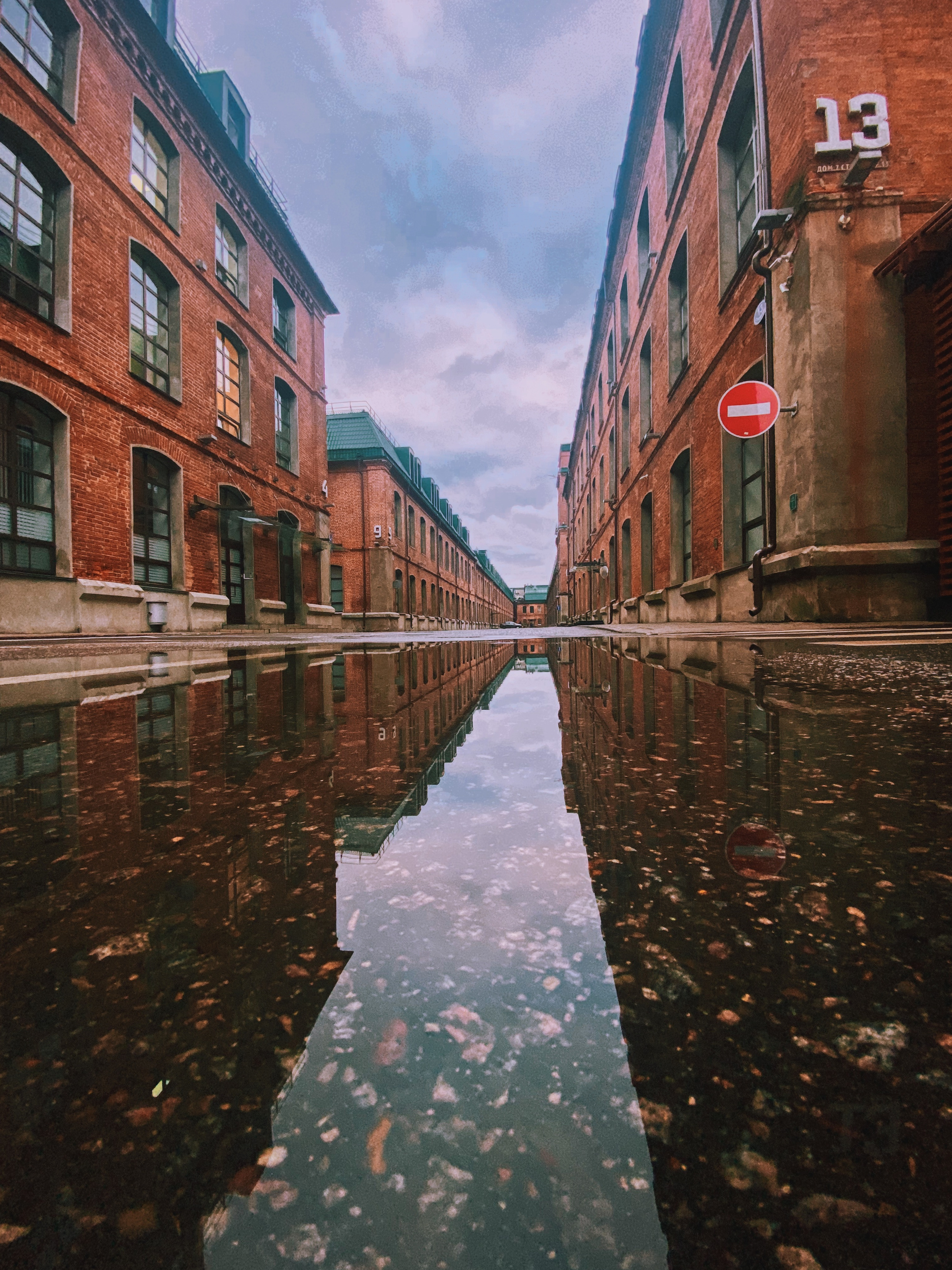Отражения зданий из красного кирпича в воде, БЦ Новоспасский, Москва