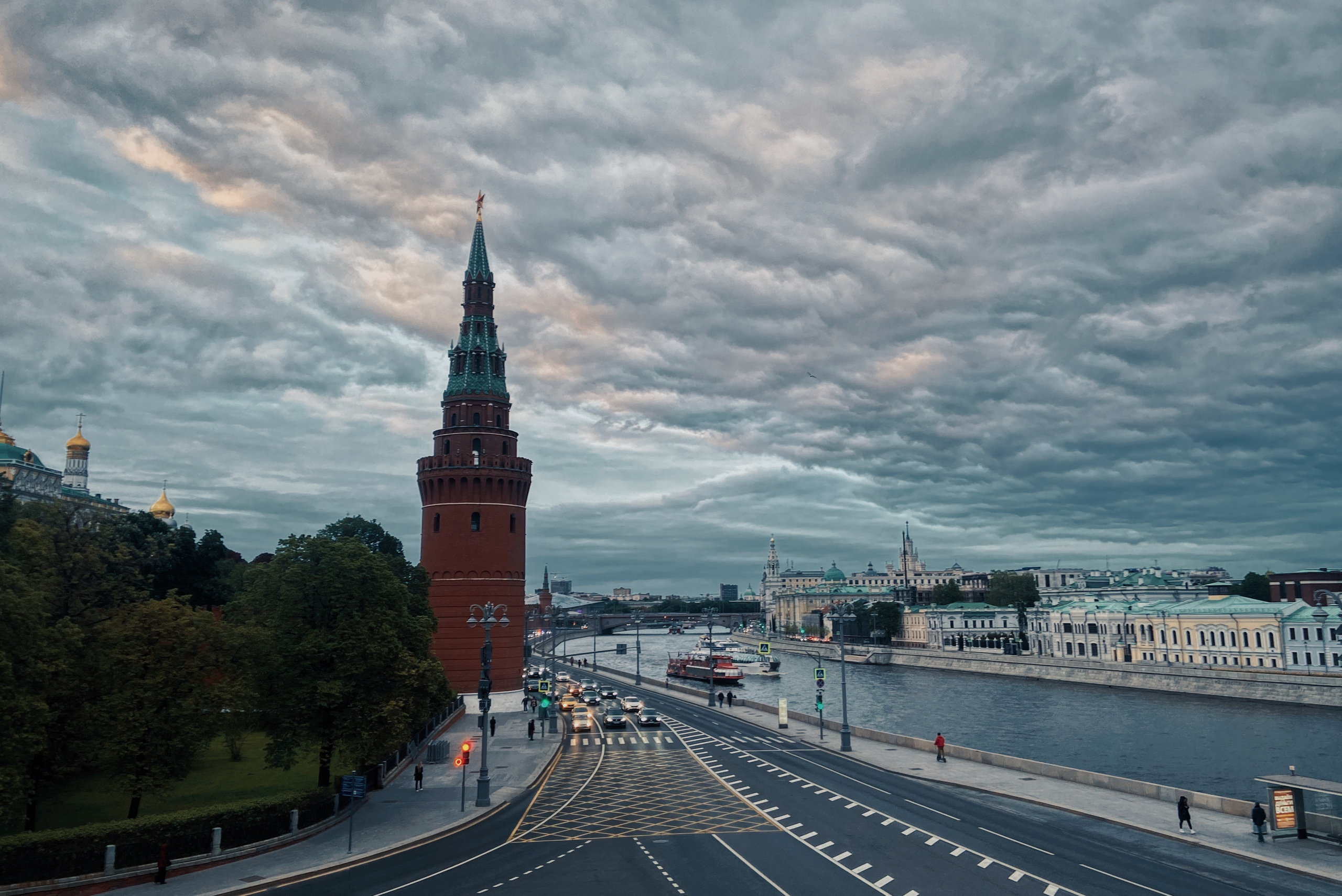 Водовзводная башня Московского кремля, Кремлевская набережная, Москва река