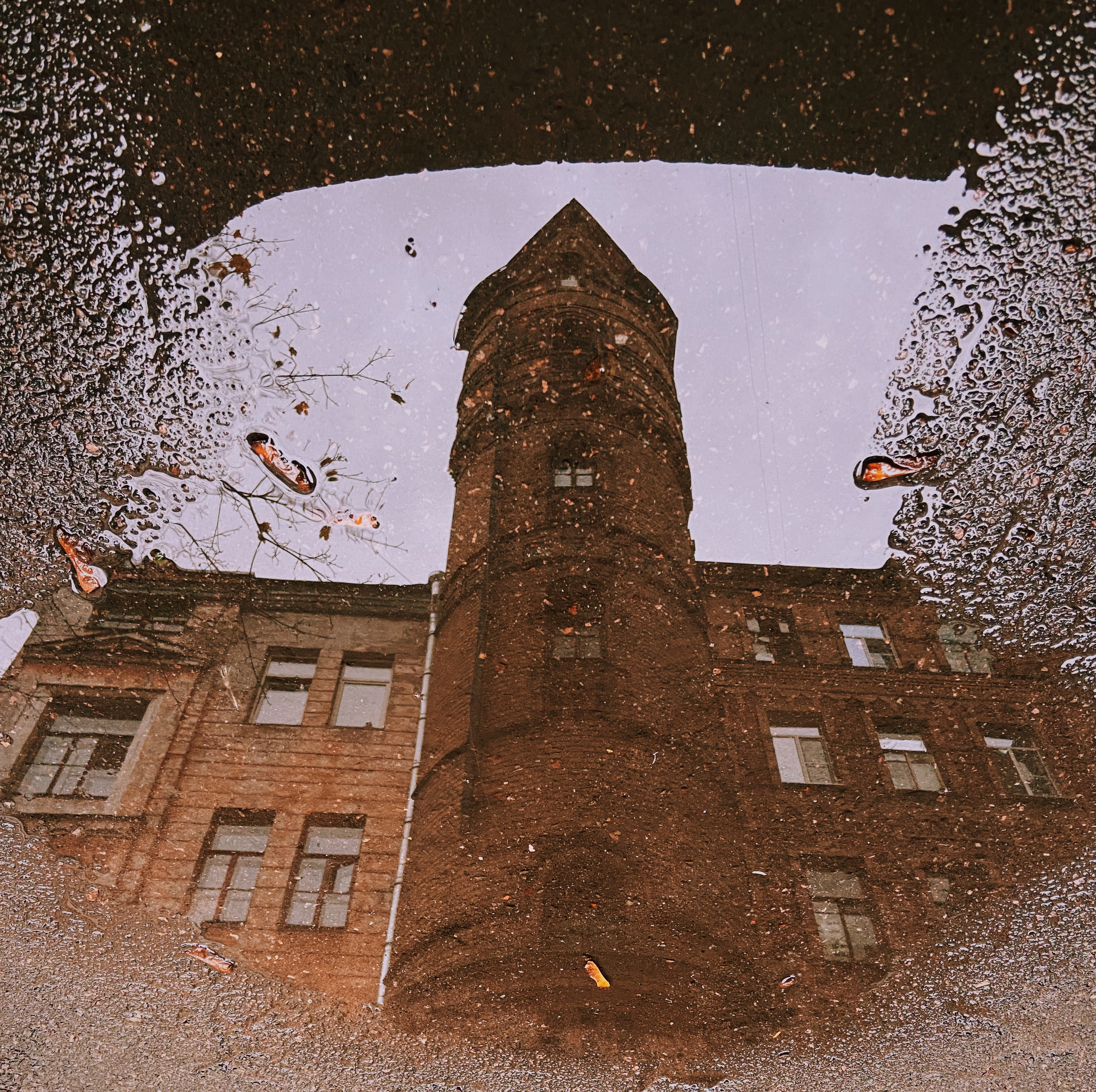 Отражение в луже исторического здания, город Санкт-Петербург