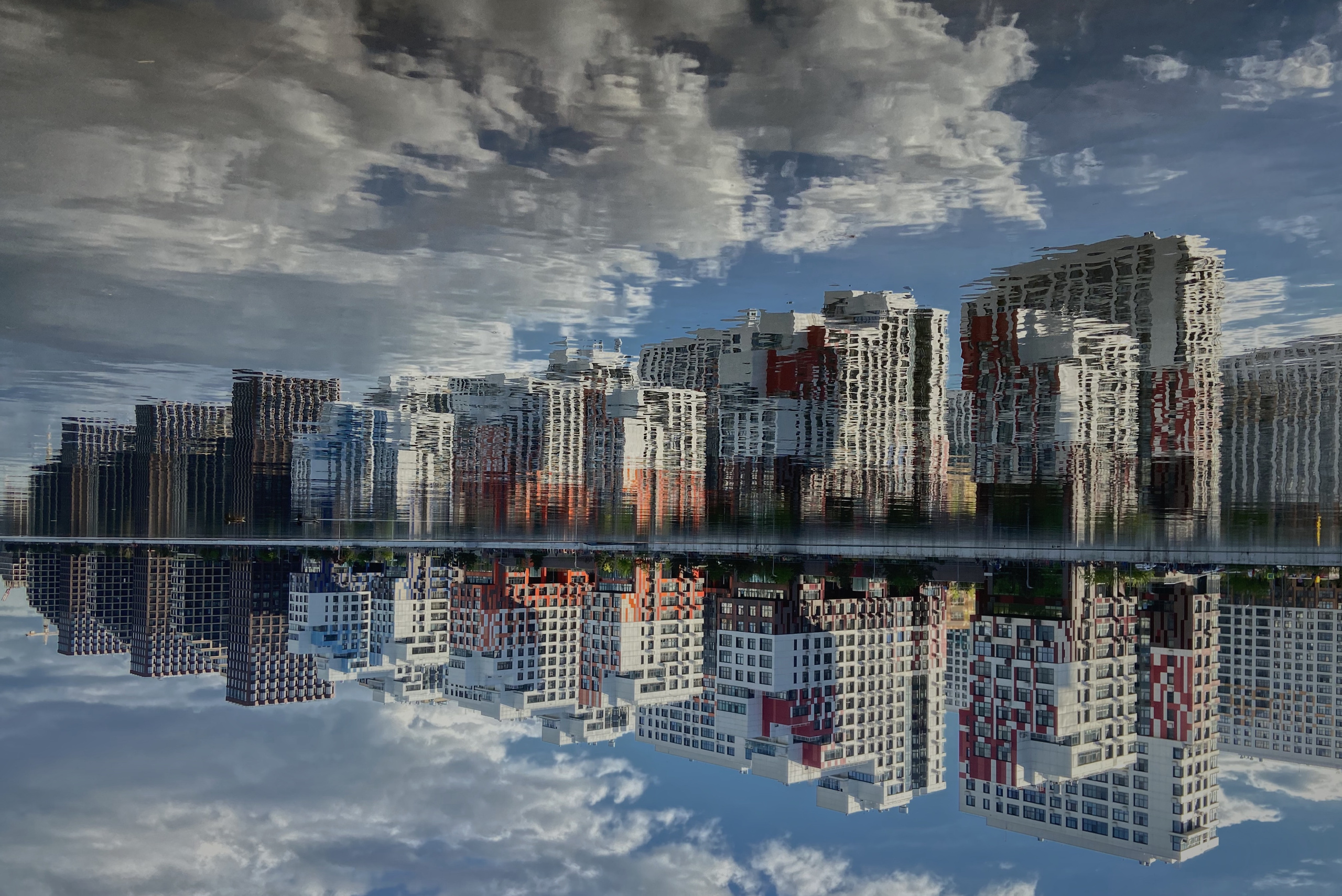 Отражение в водной глади новостроек Москвы