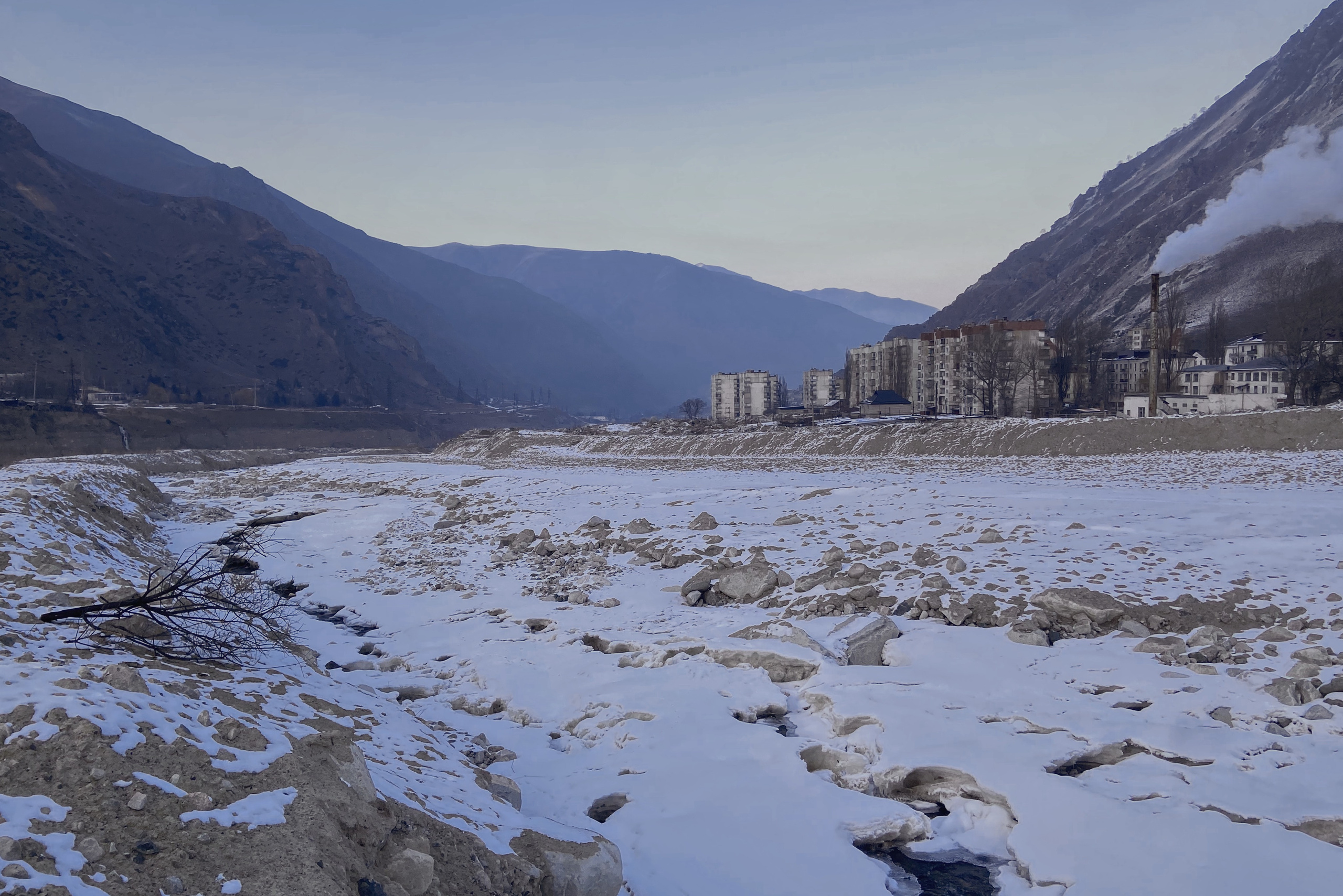 Горы и жилые дома зимой в городе Тырныауз КБР