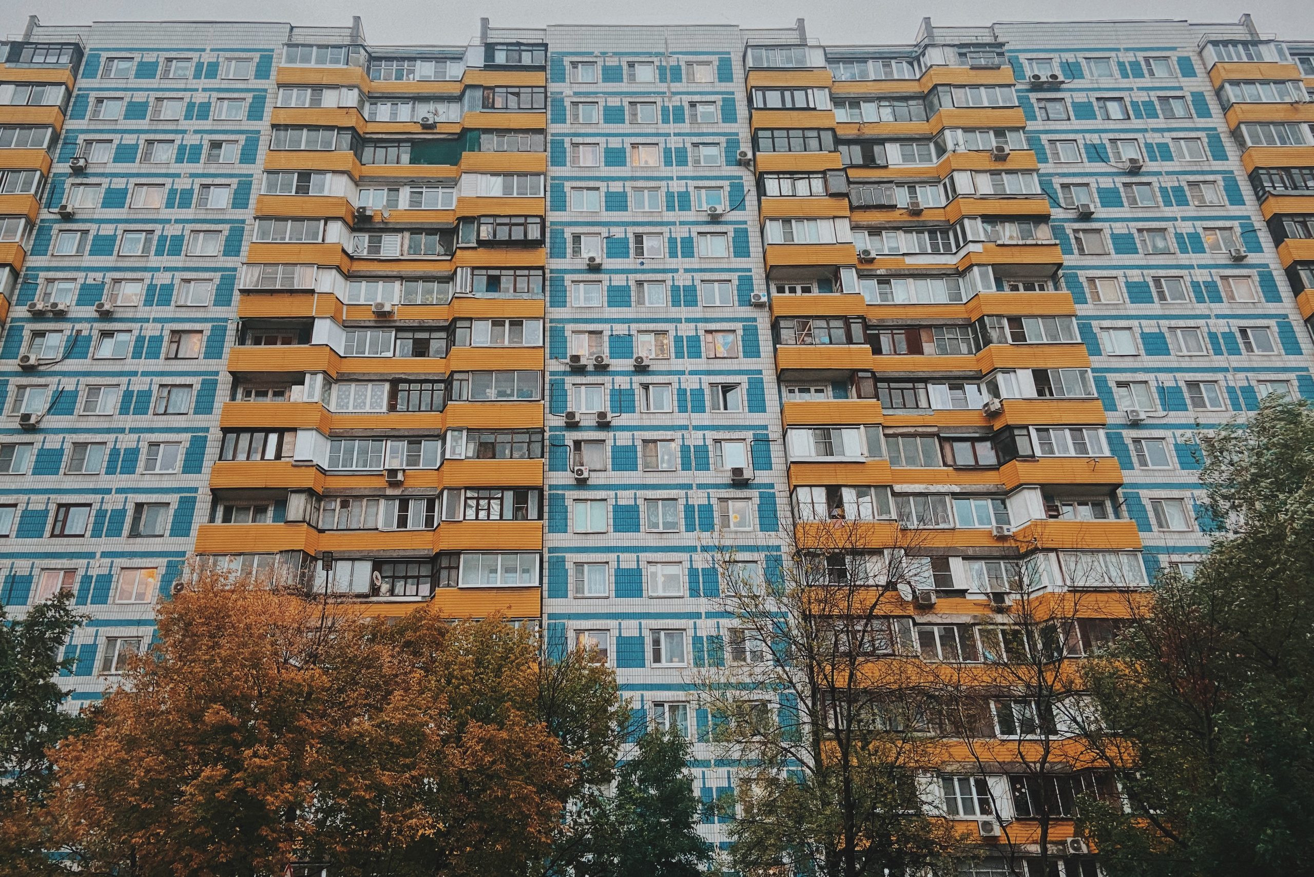 панельный дом осенью в городе Реутов, Московская область