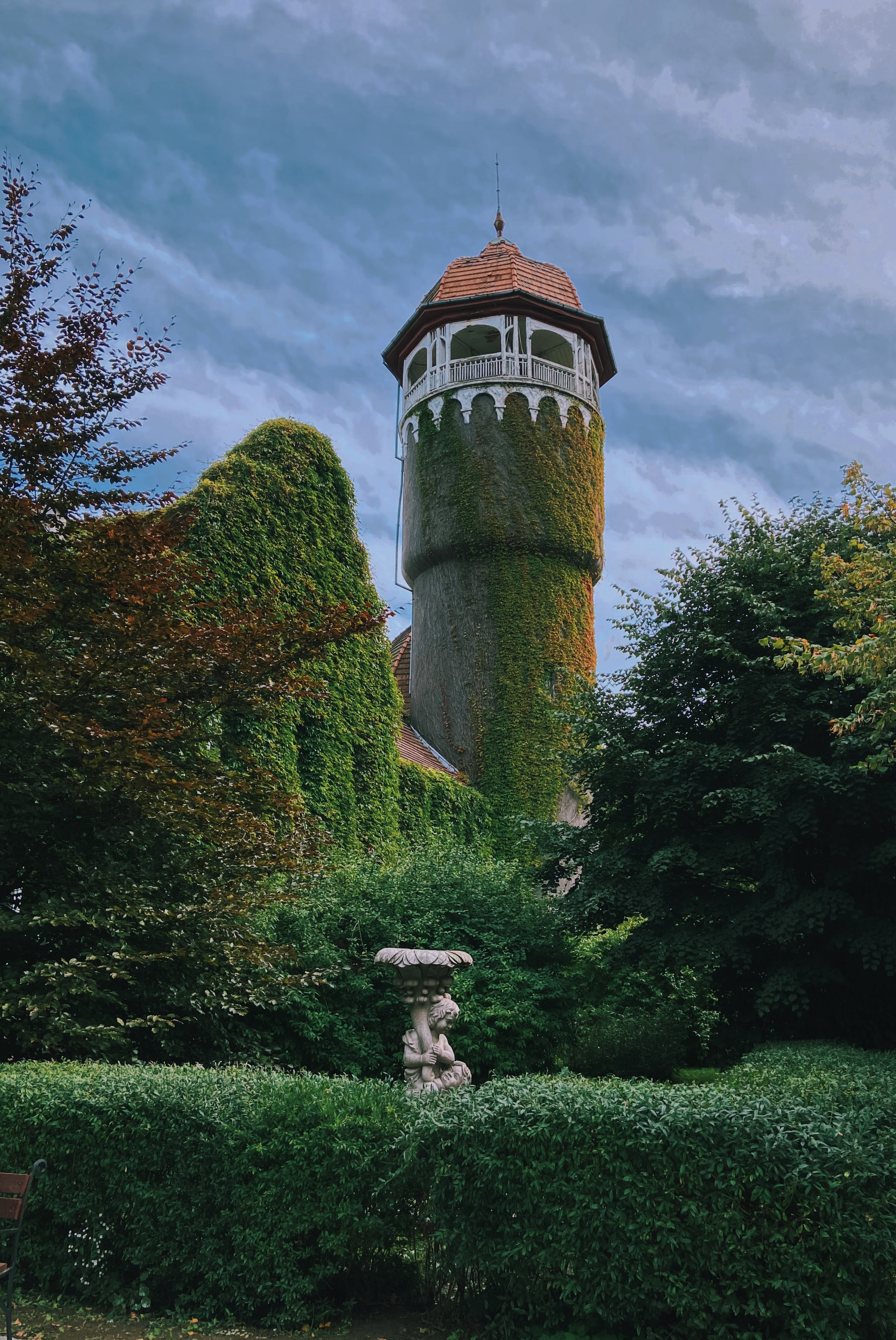 город Светлогорск, Калининградская область, водонапорная башня в зелени