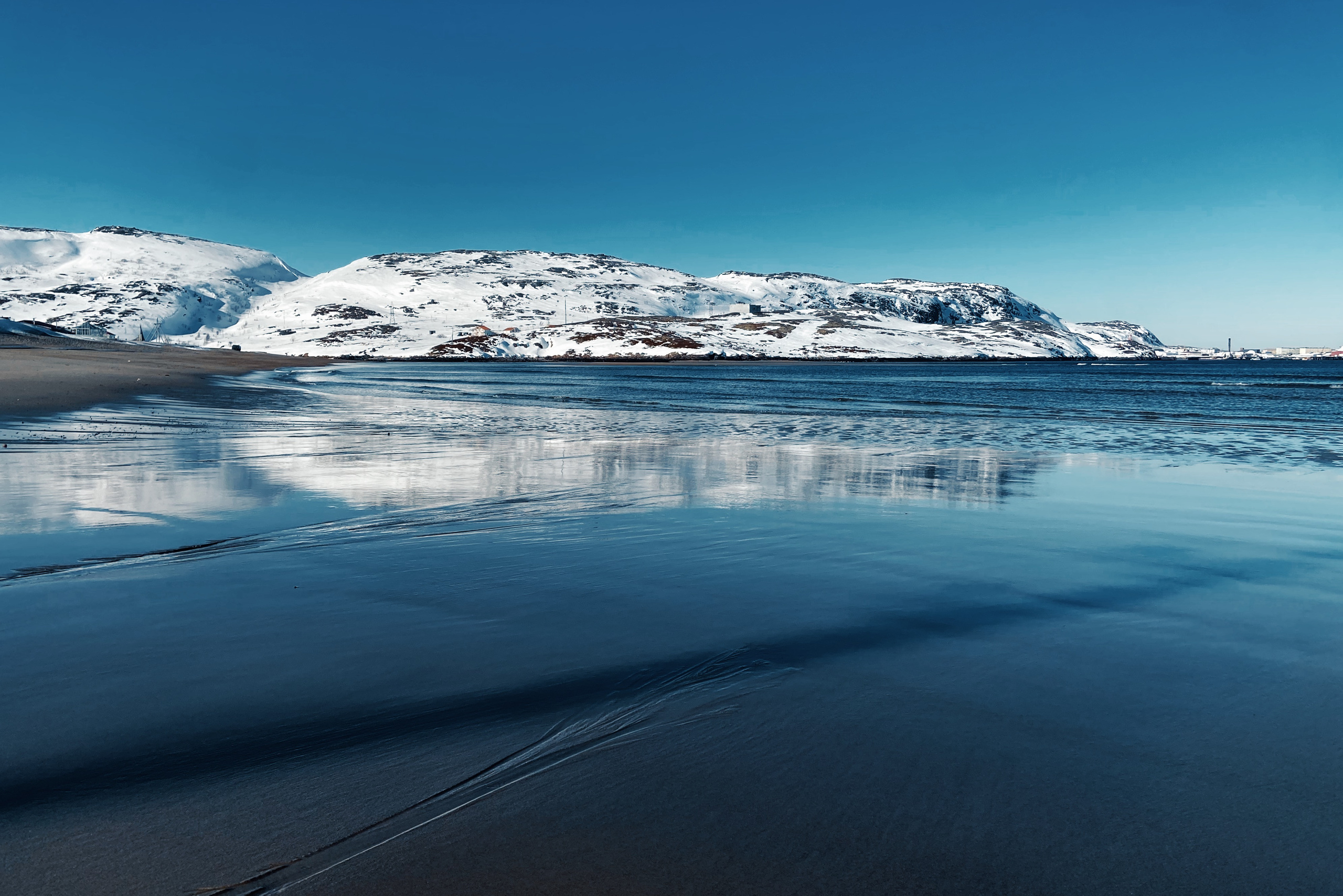 берег северного Белого моря, село Териберка, отражение в морской глади