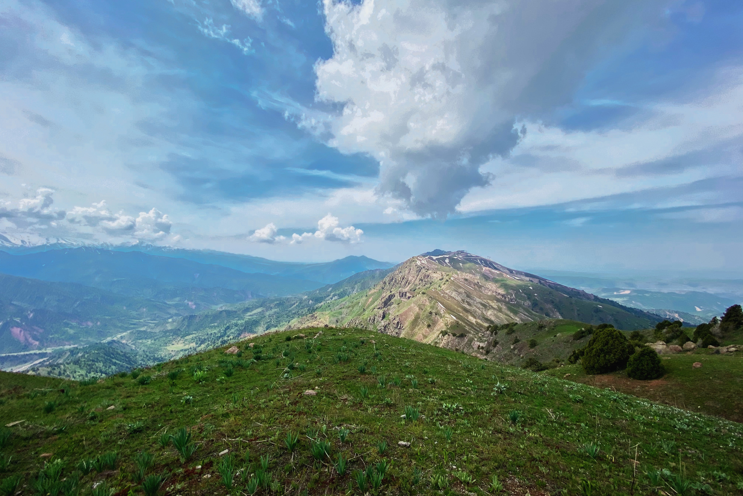 горный пейзаж ранней весной, верхняя станция канатной дороги Бельдерсай, Узбекистан