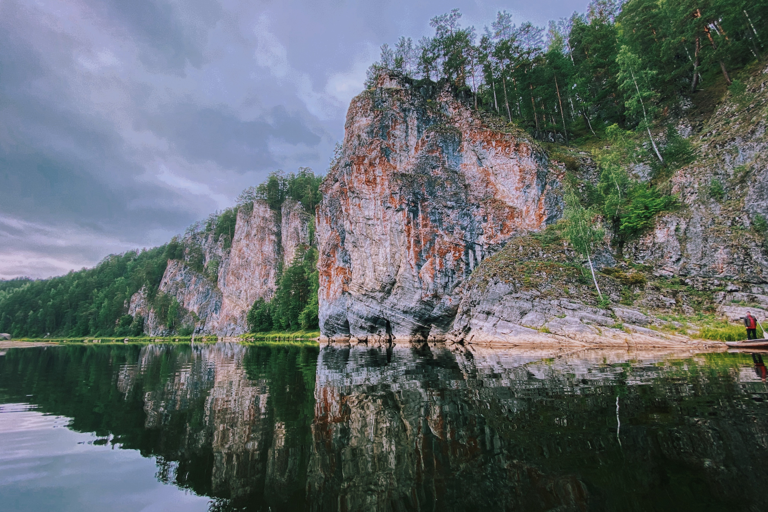 река Чусовая, Пермский край, крутой берег, отражение в воде