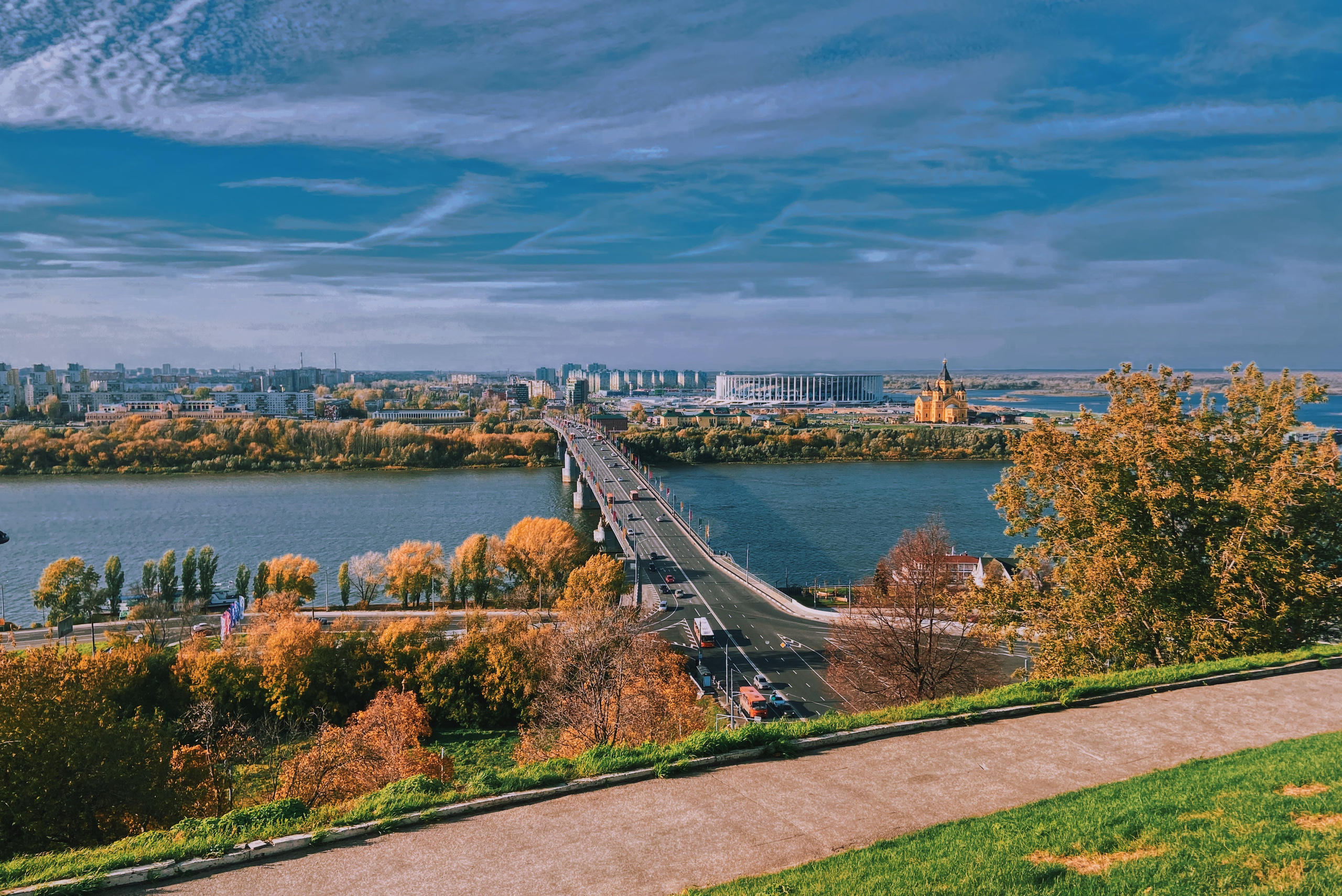 город Нижний Новгород осенью, вид на стадион с высокого берега