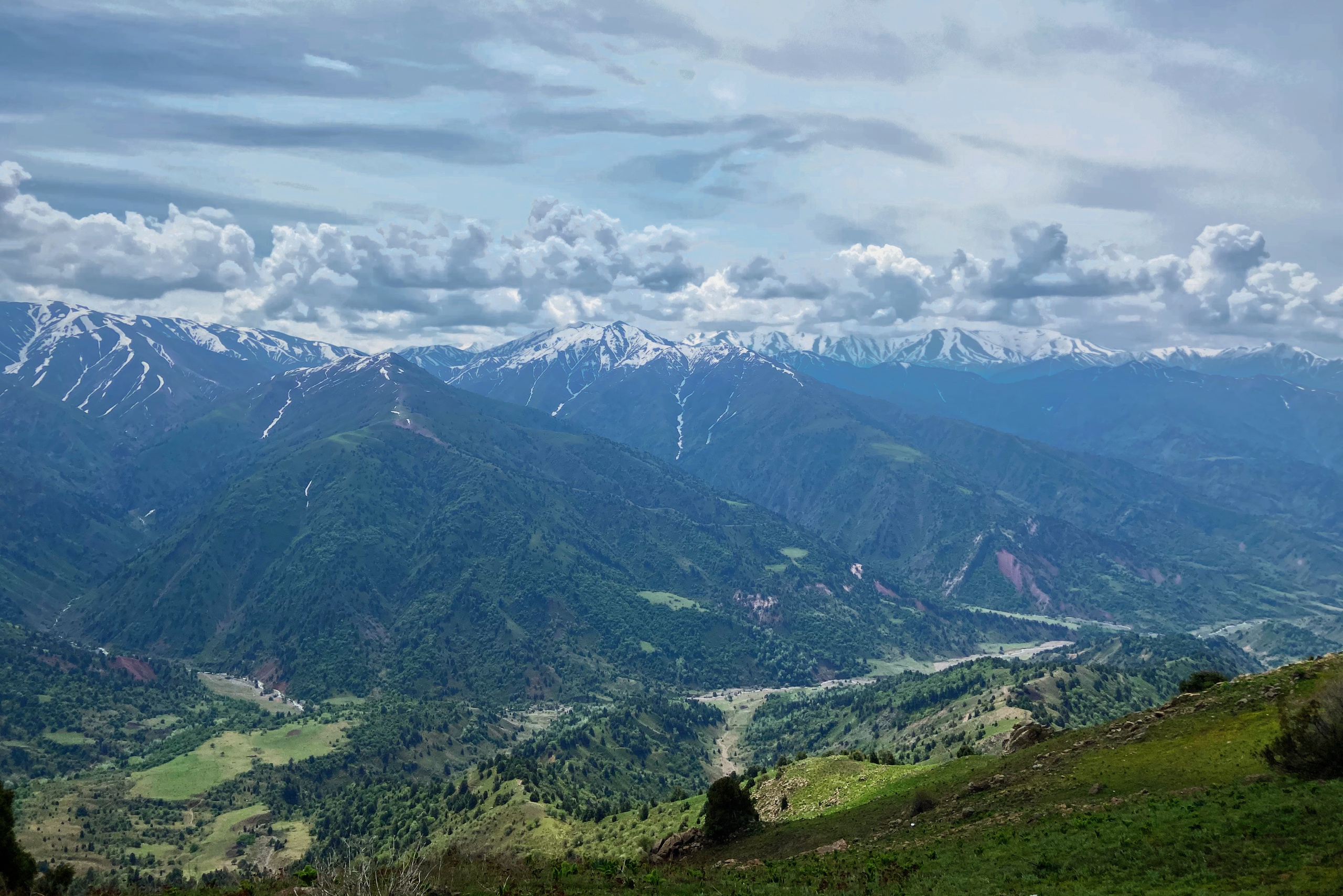 горный пейзаж ранней весной, верхняя станция канатной дороги Бельдерсай, Узбекистан