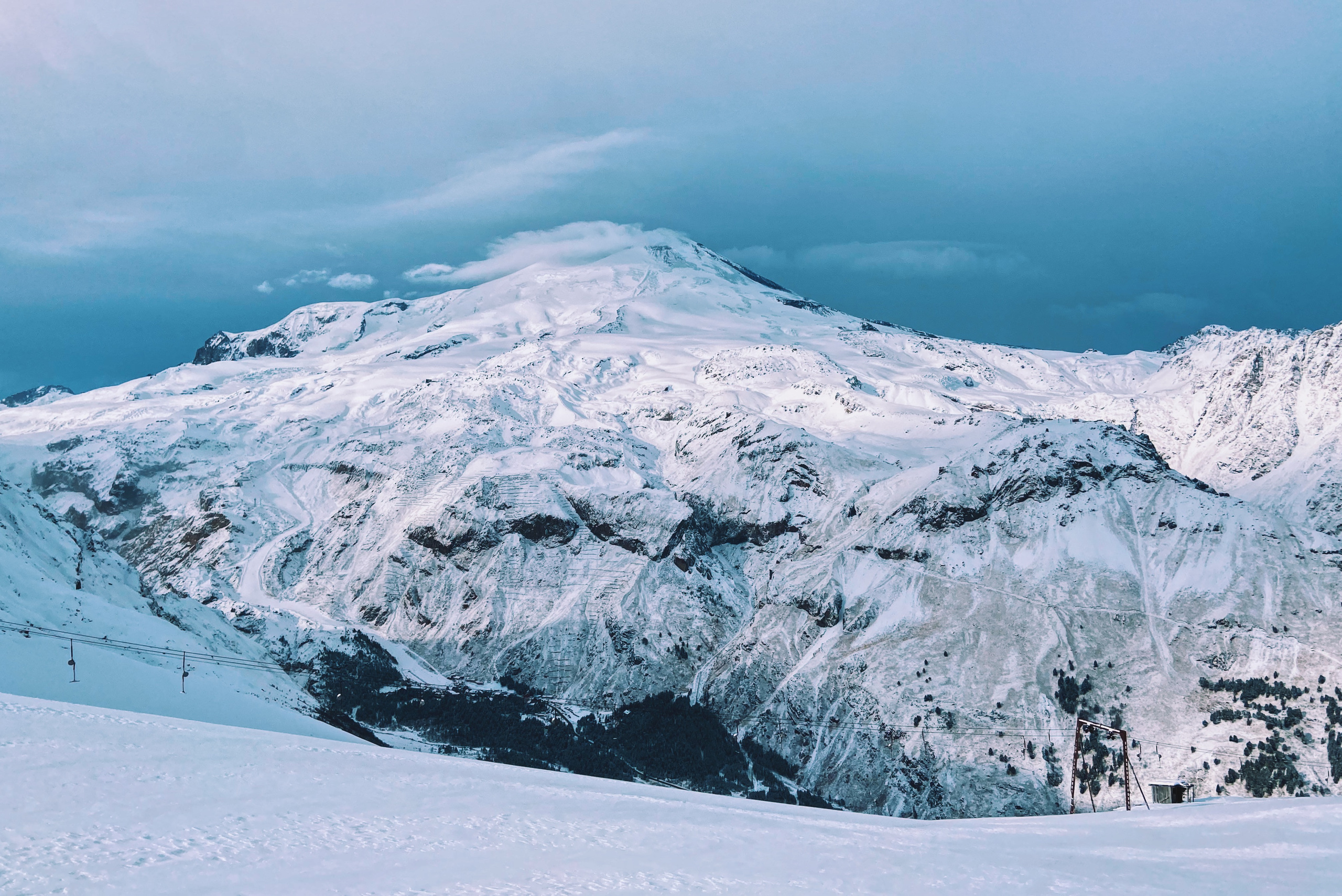 гора Эльбрус на фоне голубого неба