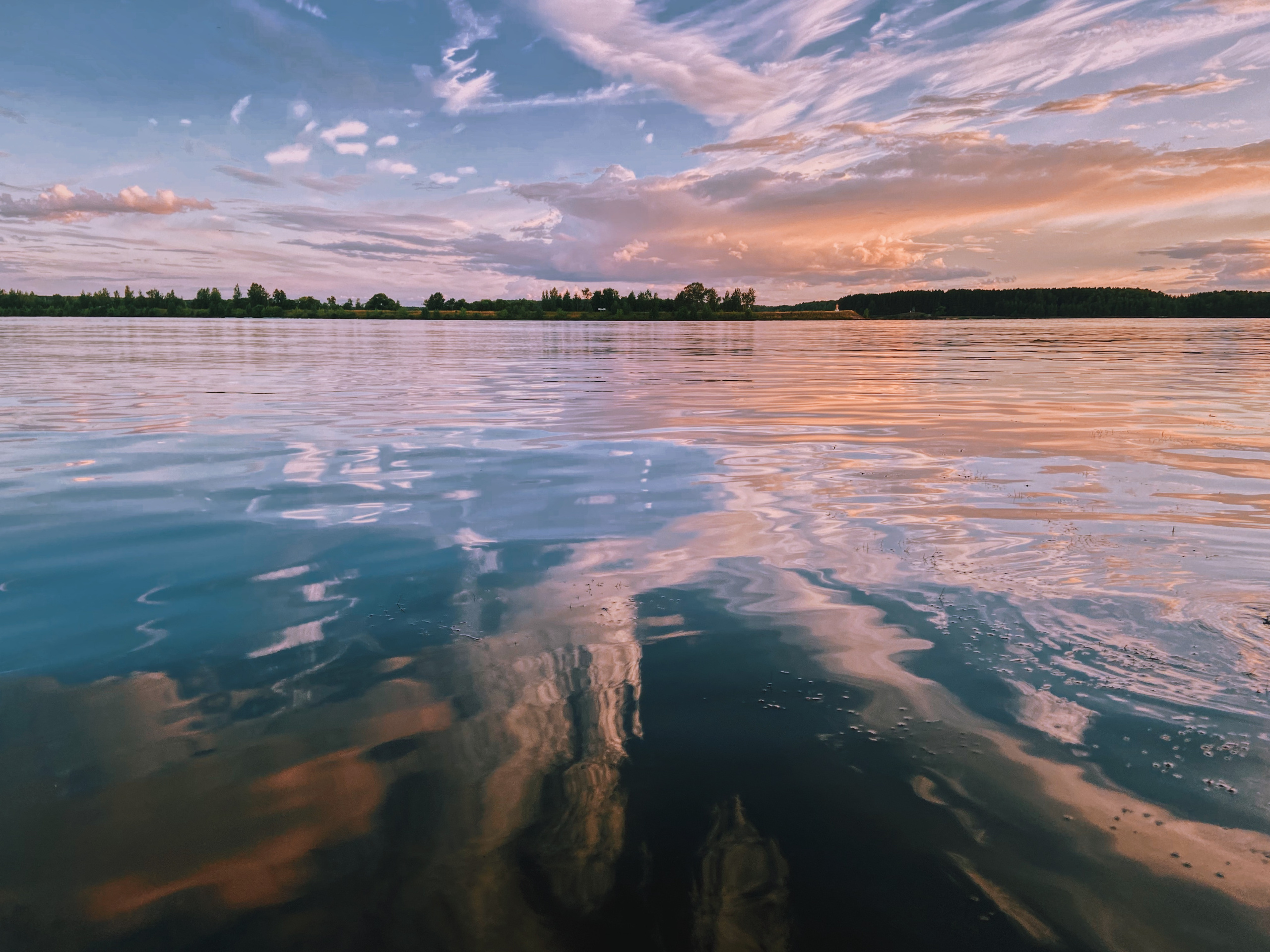 Закатное небо и облака над Иваньковских водохранилищем, Московская область, город Дубна