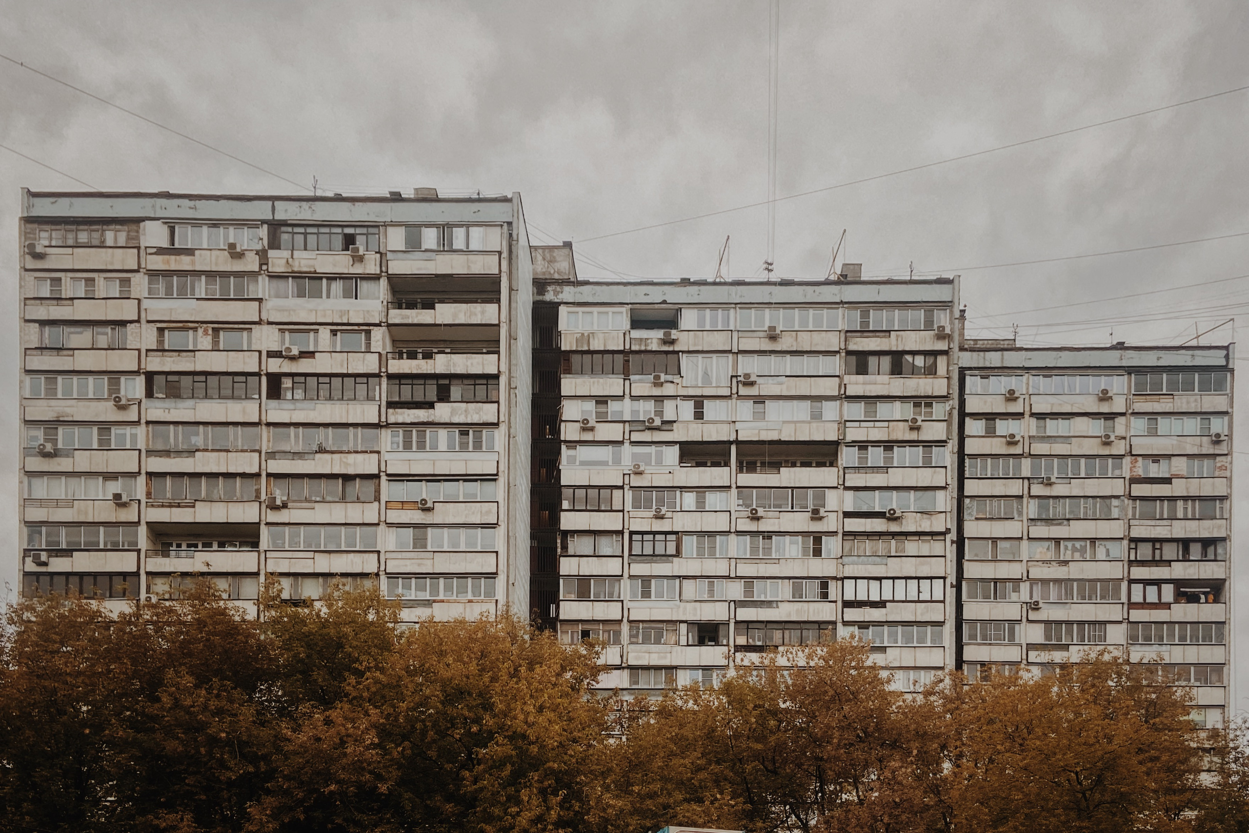 осенний индустриальный пейзаж с панельными домами на фоне серого неба, метро коломенская, судостроительная улица, город Москва
