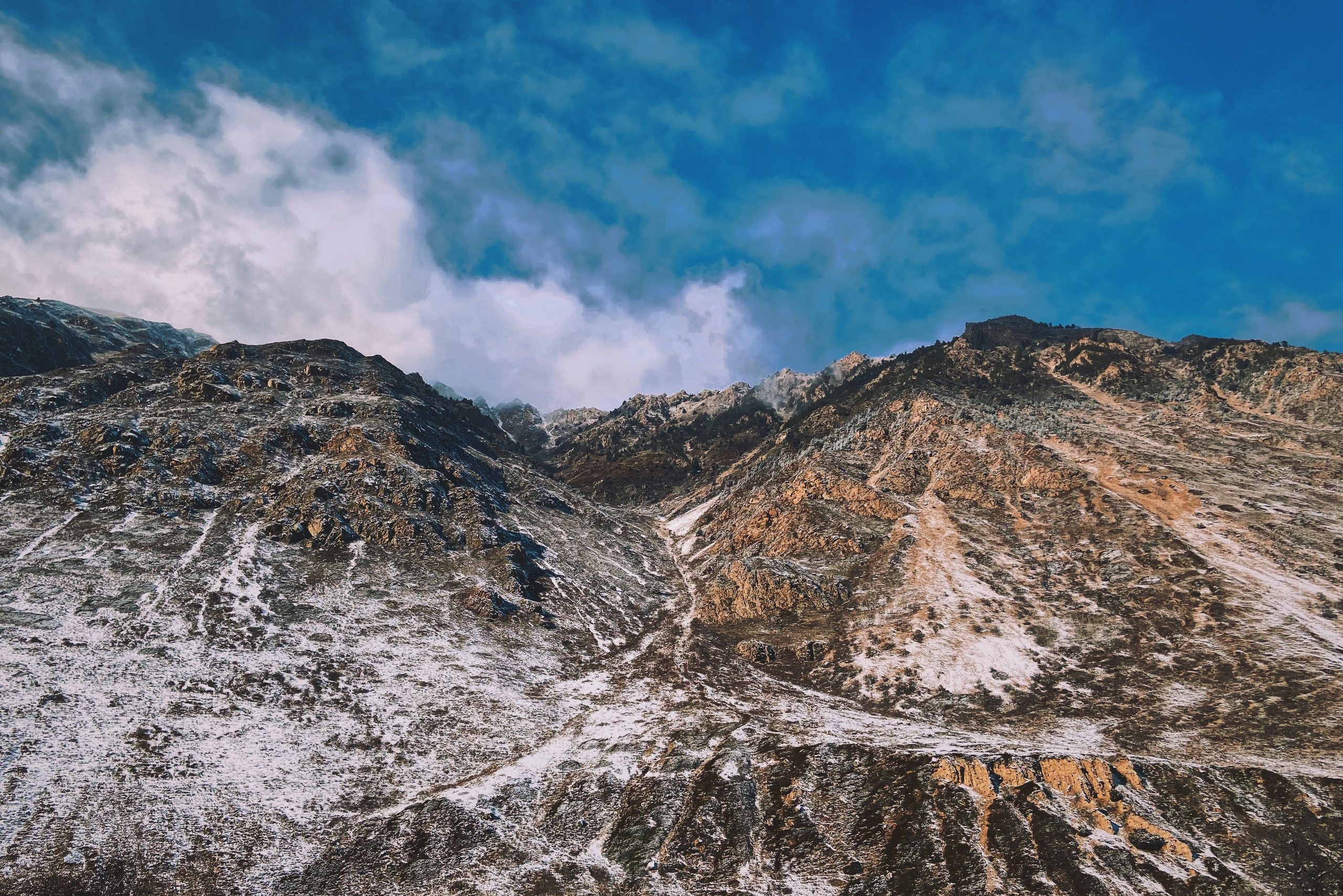 Кавказские горы со снегом на фоне синего неба