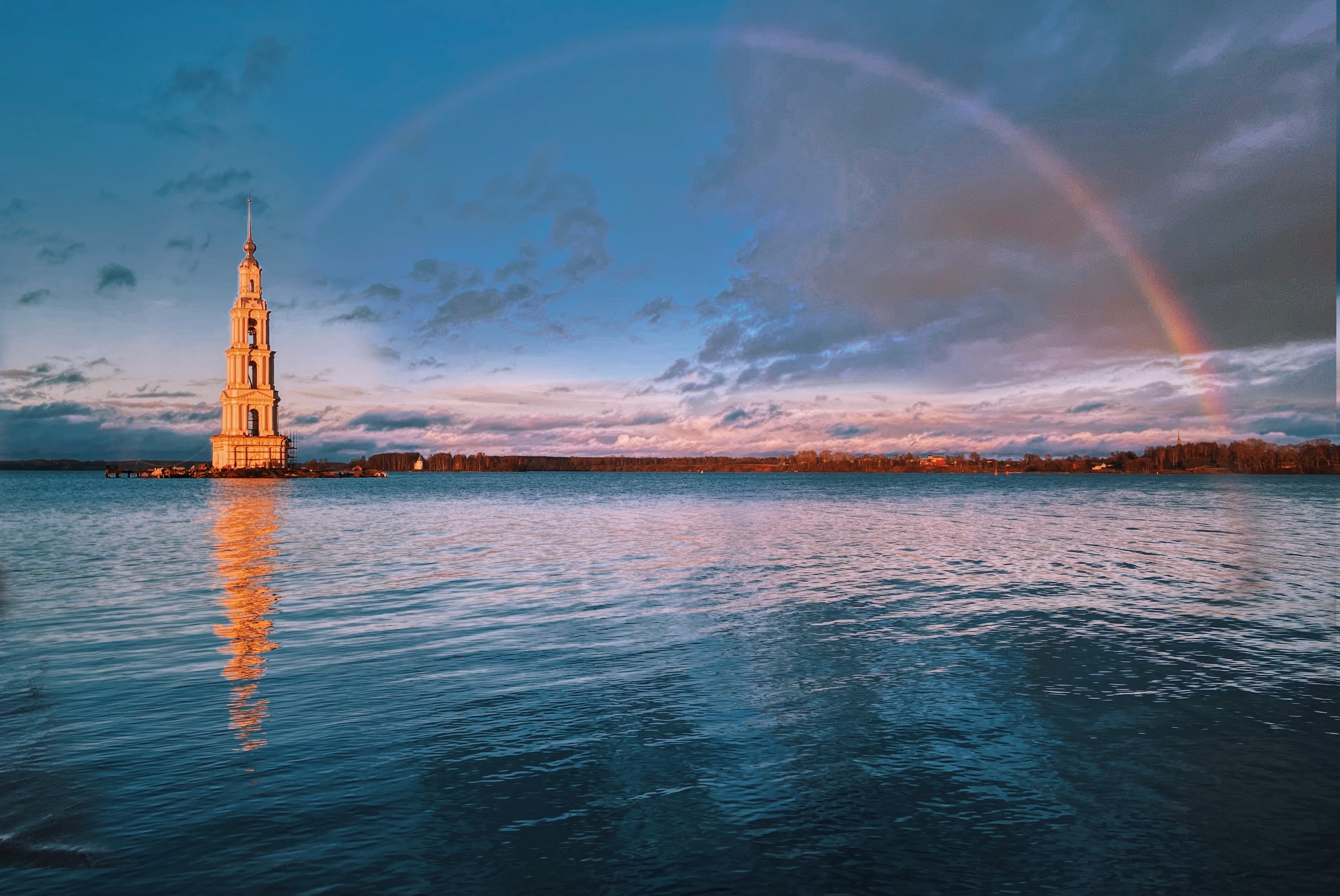 Колокольня города Калязин, отражение в водохранилище, радуга