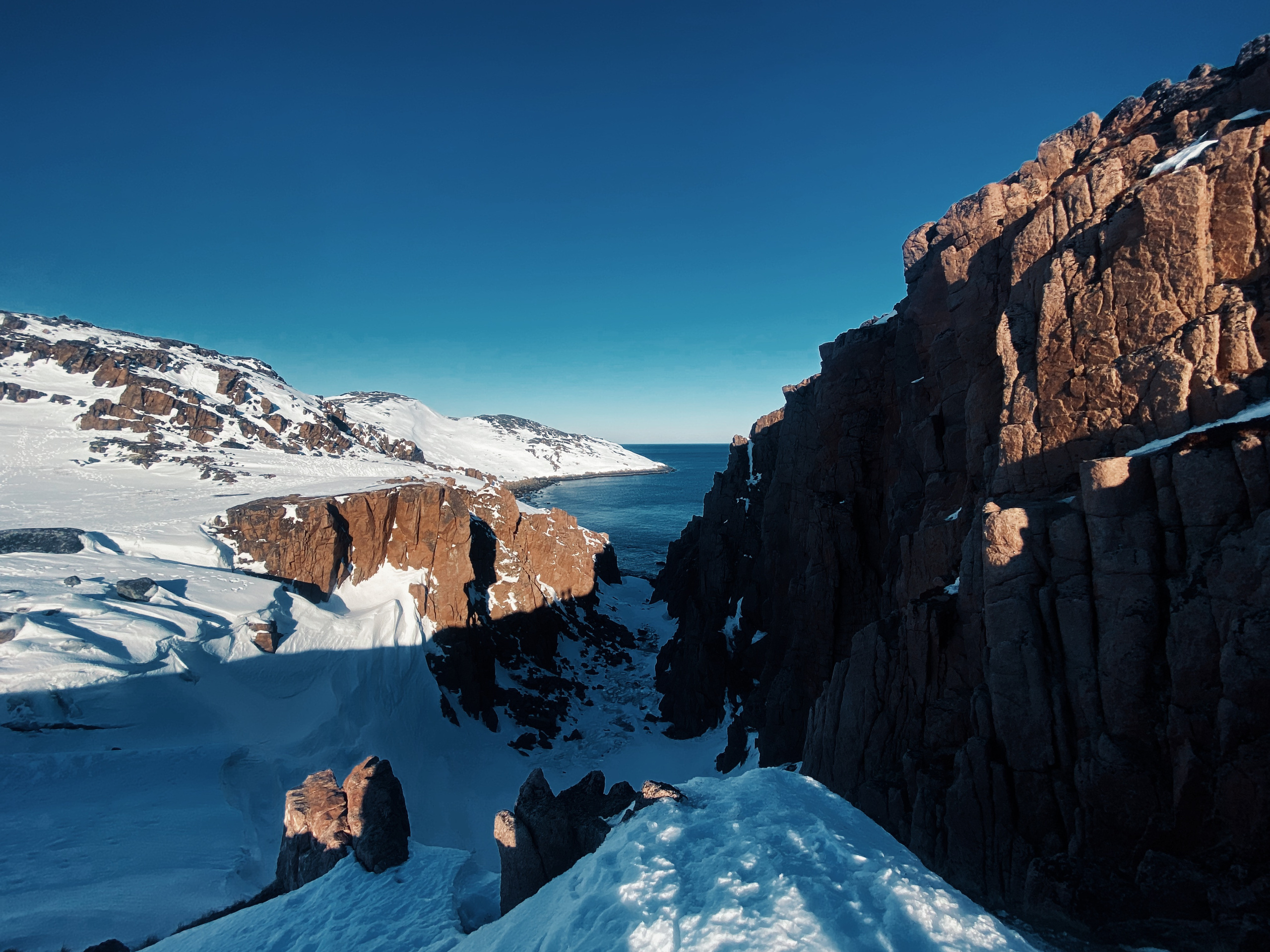 берег северного Белого моря, село Териберка, водопад Батарейский зимой