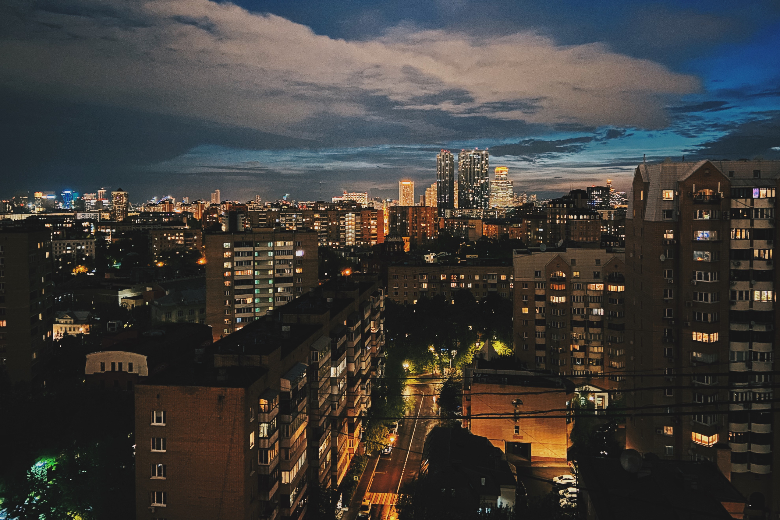 жилые дома на фоне ночного неба, с облаками, летний городской вечерний пейзаж, метро Баррикадная, Москва