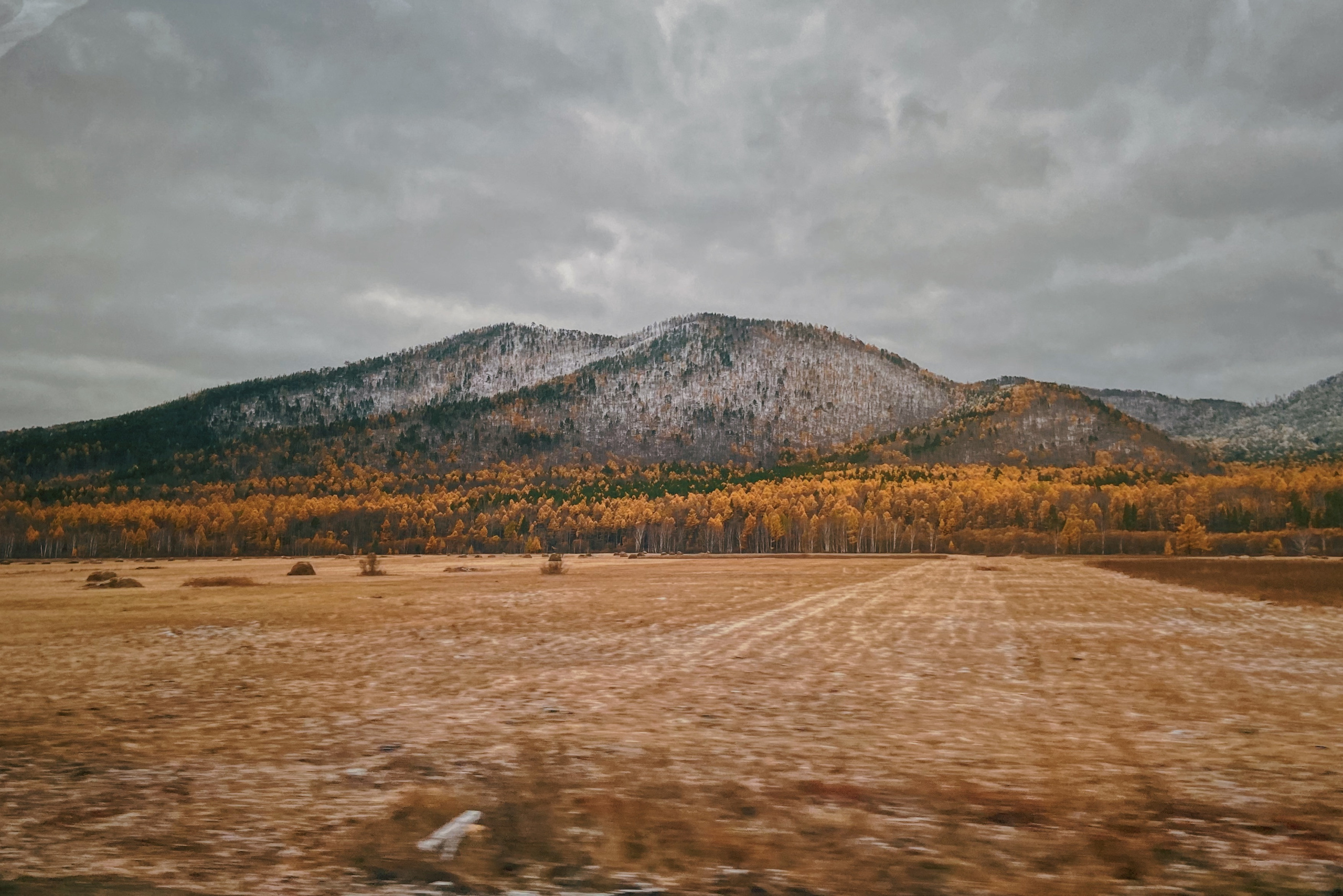 озеро Байкал, путь вдоль Байкальской тропы (ББТ) , горы на фоне моря