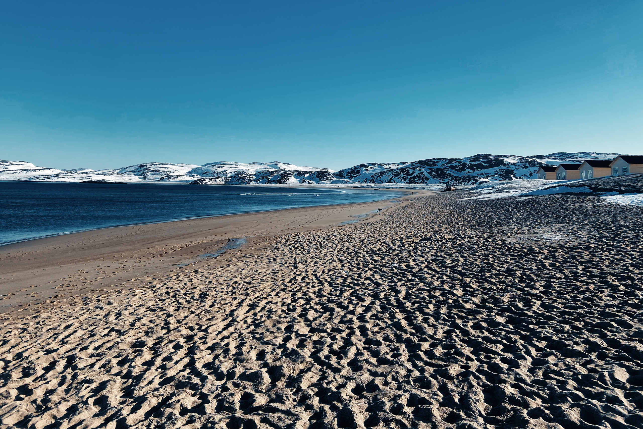 берег северного Белого моря, село Териберка, песчаный пляж