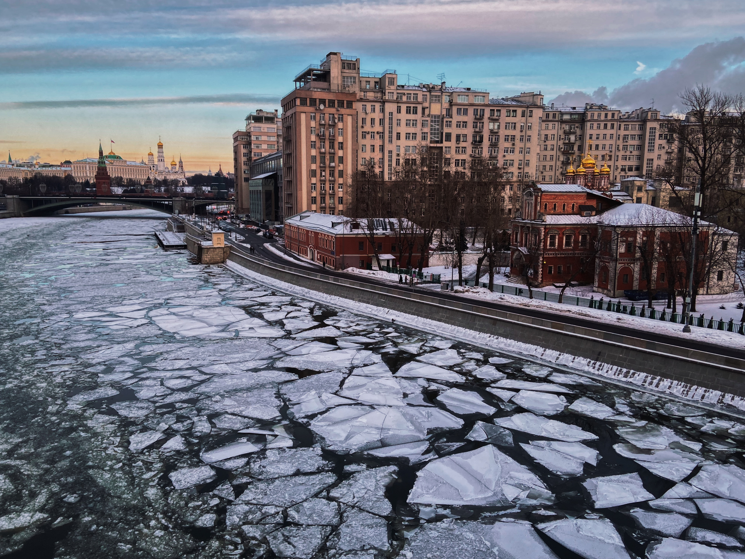 Дом на набережной, вид с Патриаршего моста