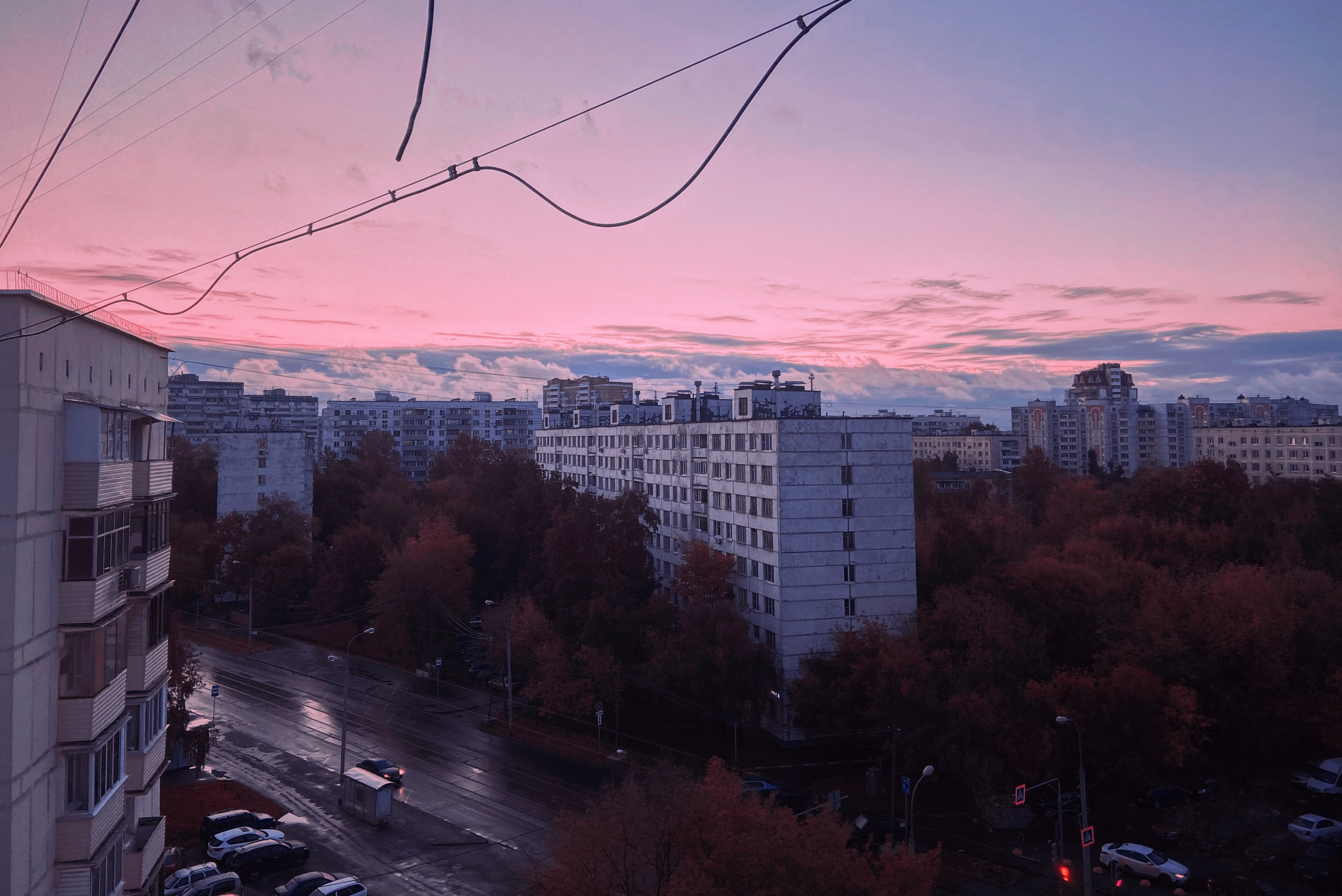 панельные дома на фоне закатного розового, фиолетового неба, осенний городской пейзаж, метро Коломенская, Судостроительная улица, Москва