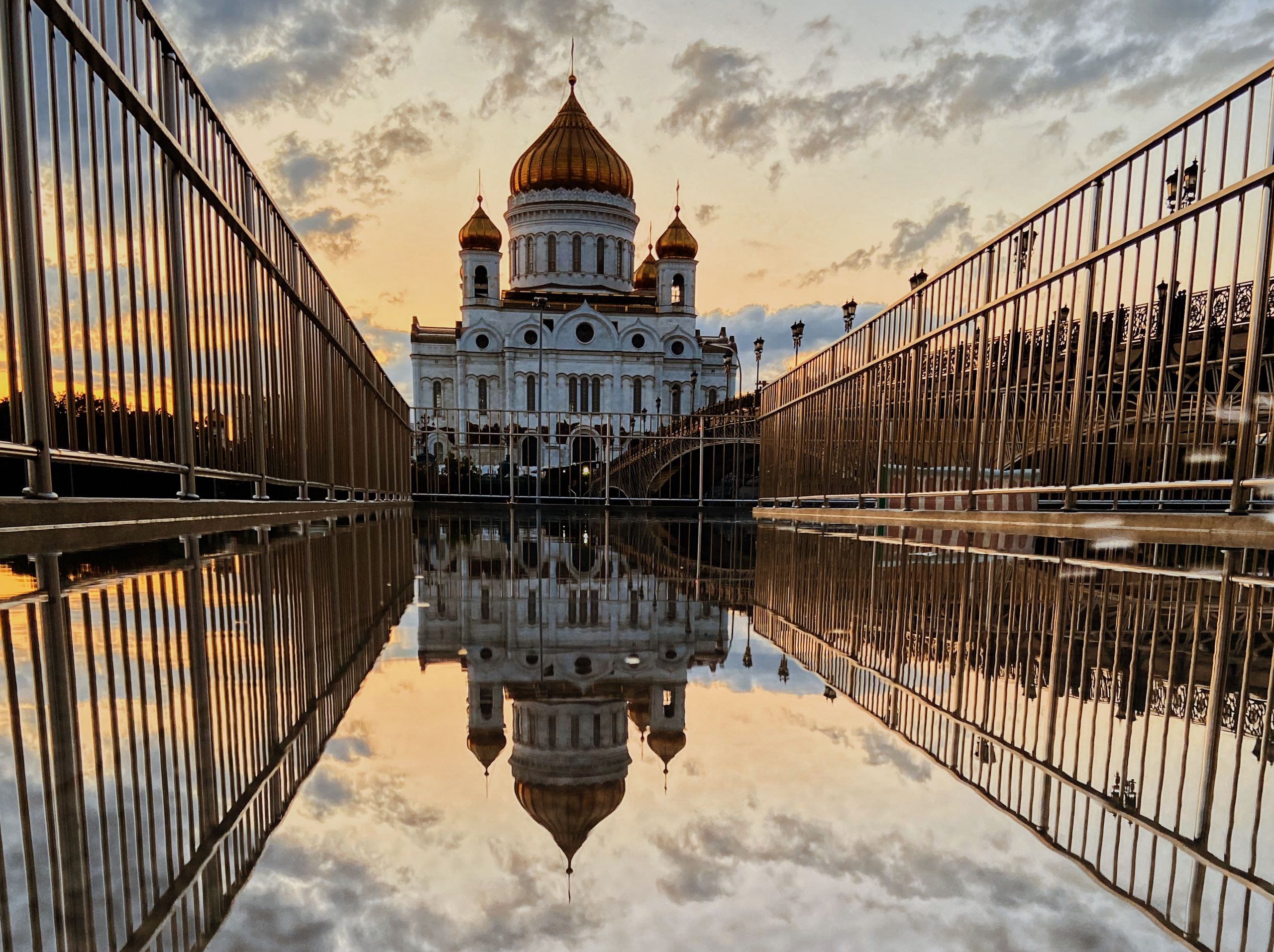 Храм Христа Спасителя и его отражение в воде, Москва