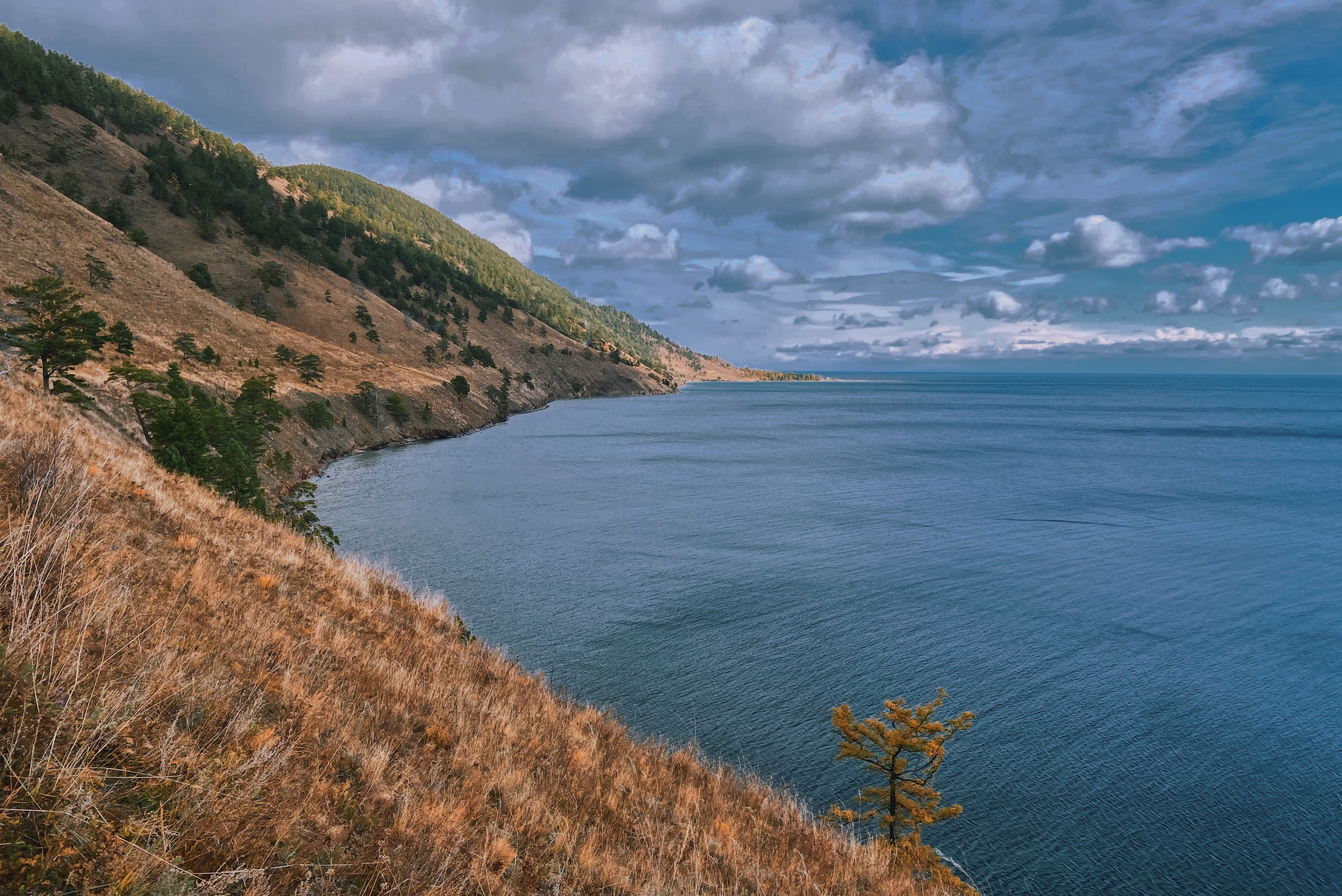 озеро Байкал, путь вдоль Байкальской тропы (ББТ) , горы на фоне моря