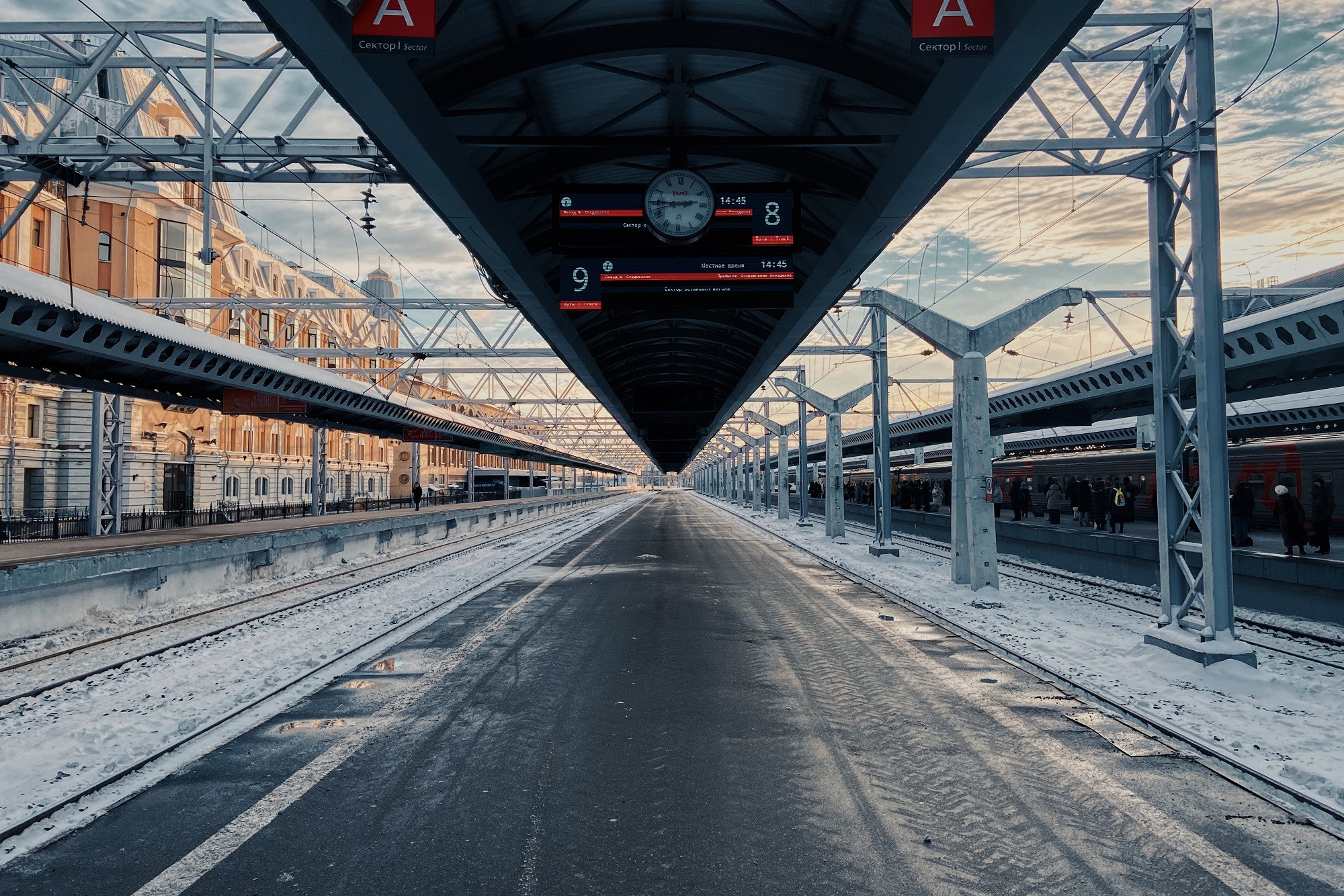 Уходящий в бесконечность перрон зимнего железнодорожного вокзала, Московский вокзал, Санкт-Петербург