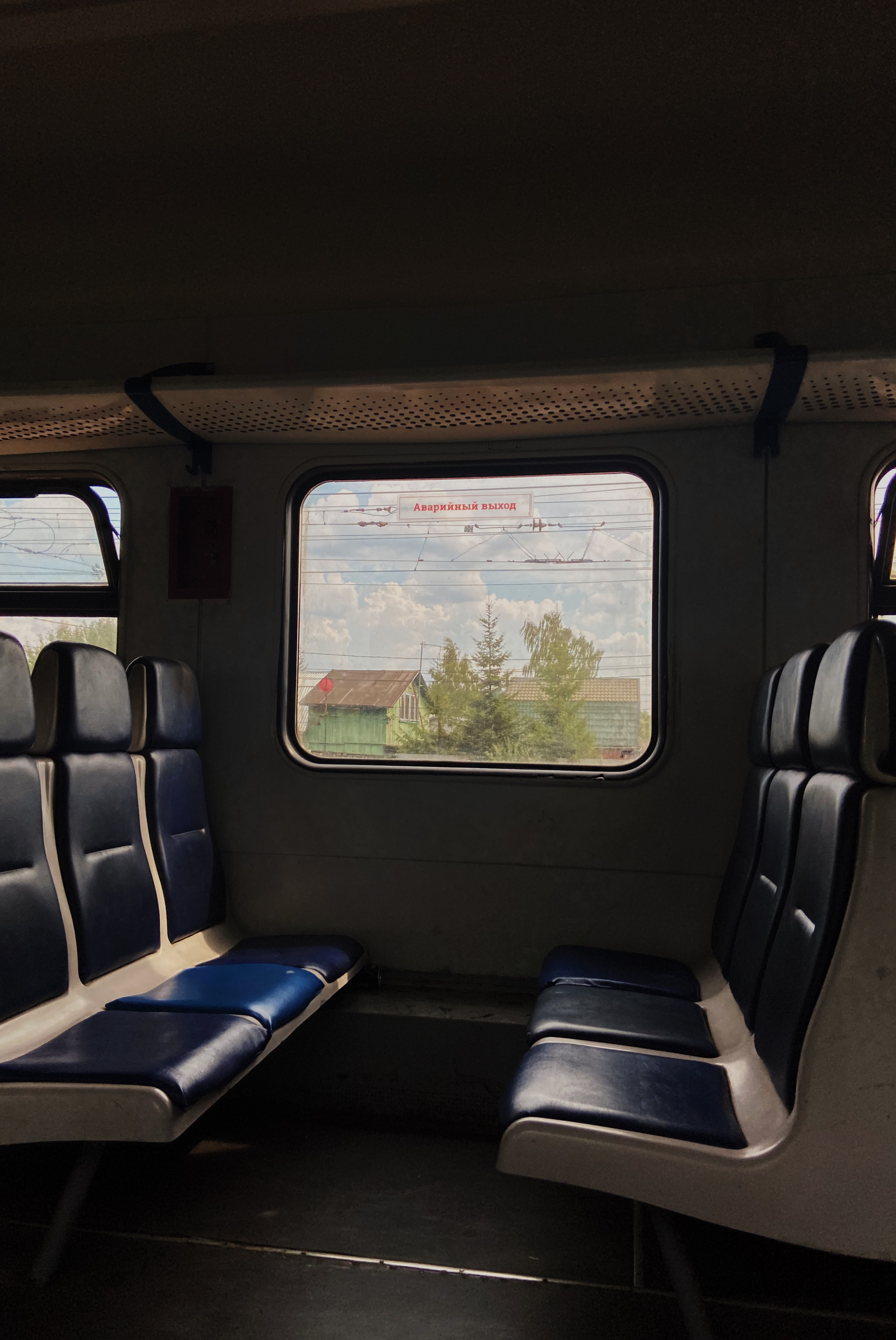 вагон электрички и вид из ее окна