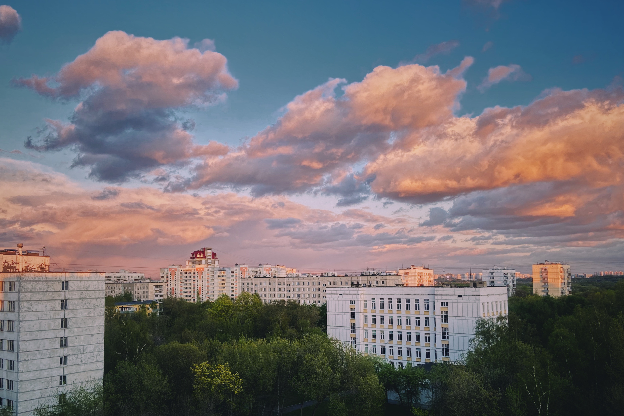 панельные дома на фоне вечернего неба, с облаками розового и фиолетового цвета, летний городской пейзаж, метро Коломенская, Судостроительная улица, Москва