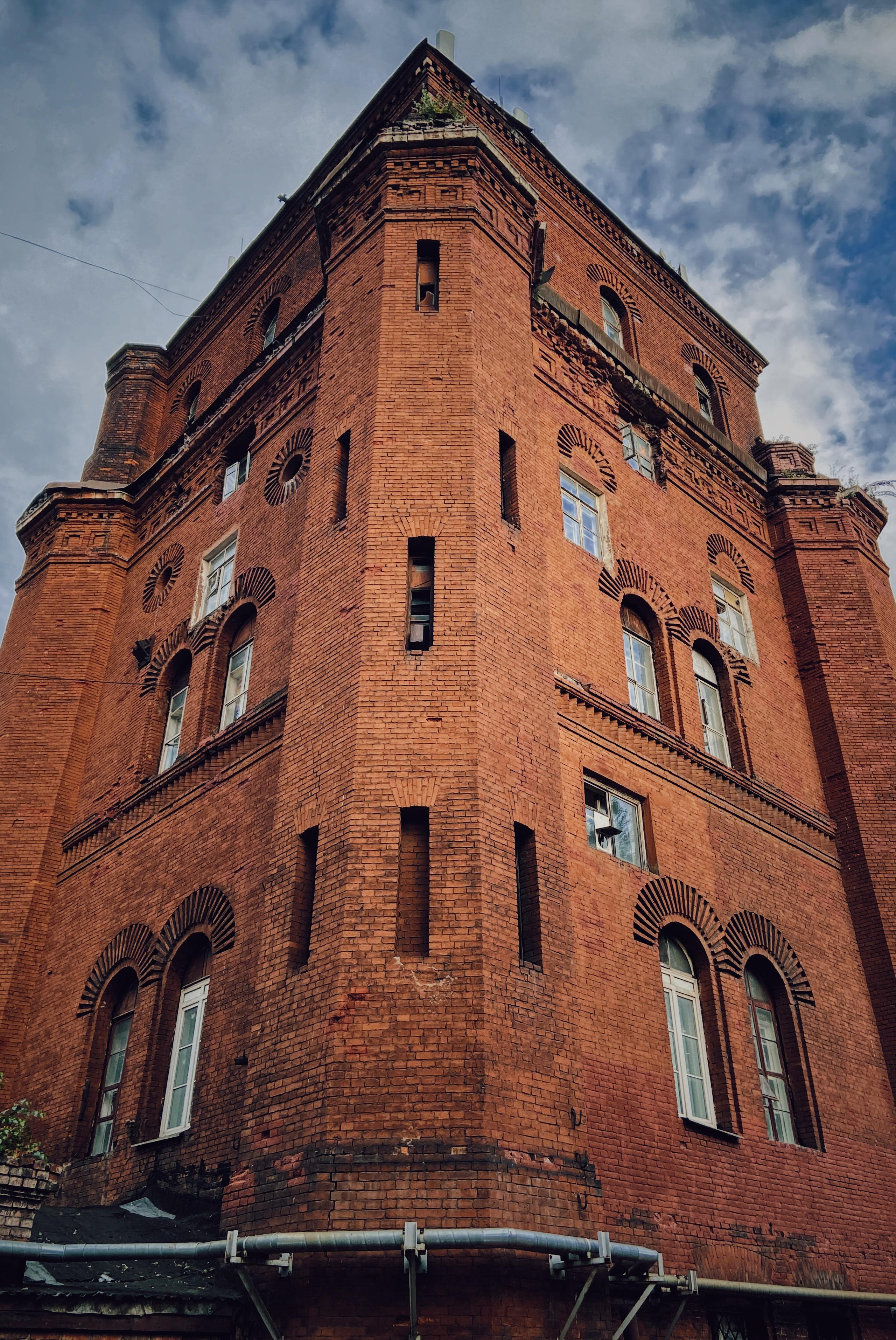 водонапорная башня, здание из красного кирпича, метро Комсомольская Москва