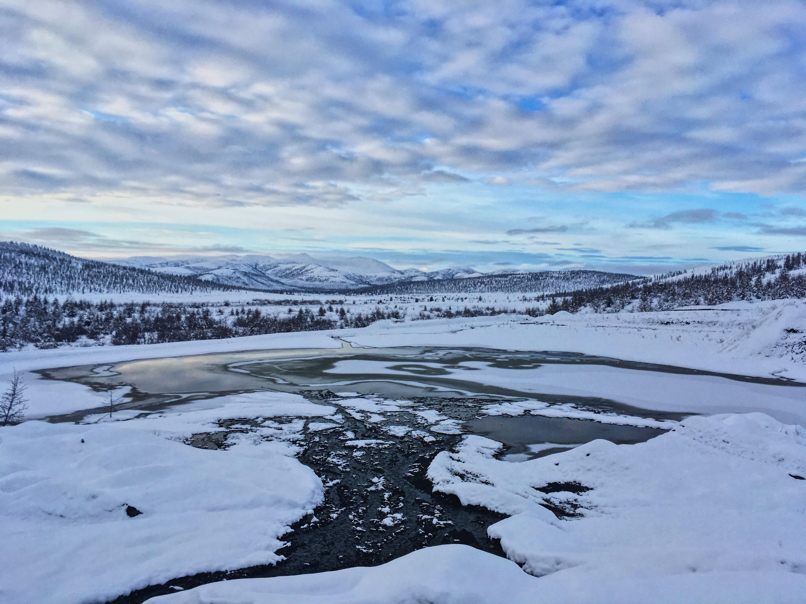 АО Чукотка, Билибинский район, озеро между заснеженных сопок