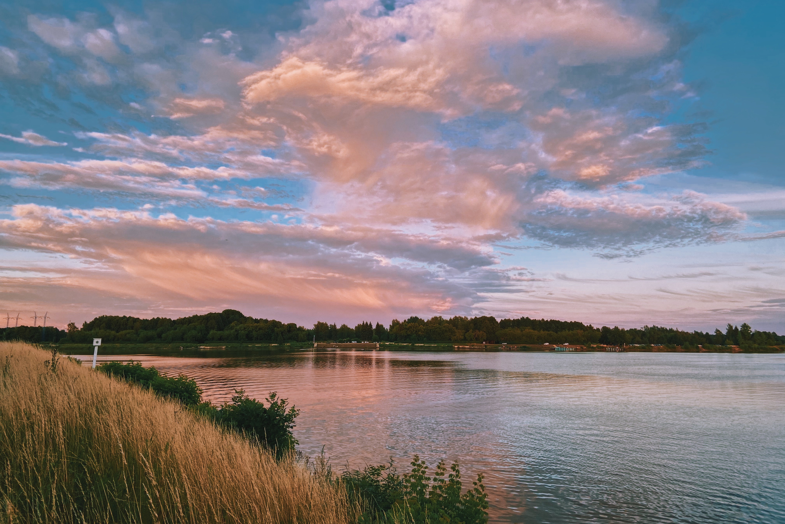 Закатное небо и облака над Иваньковских водохранилищем, Московская область, город Дубна