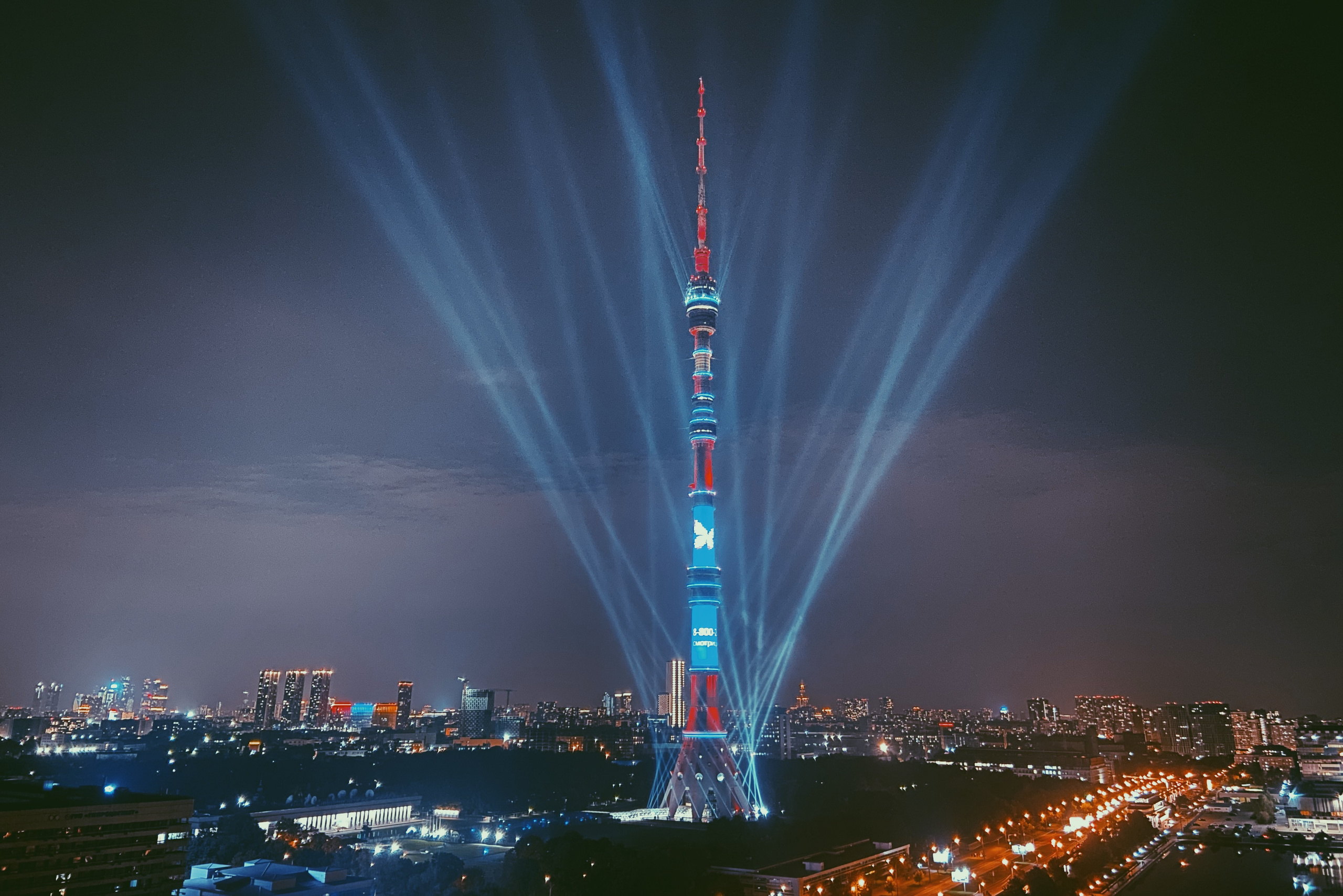 Останкинская телебашня с подсветкой в ночное время