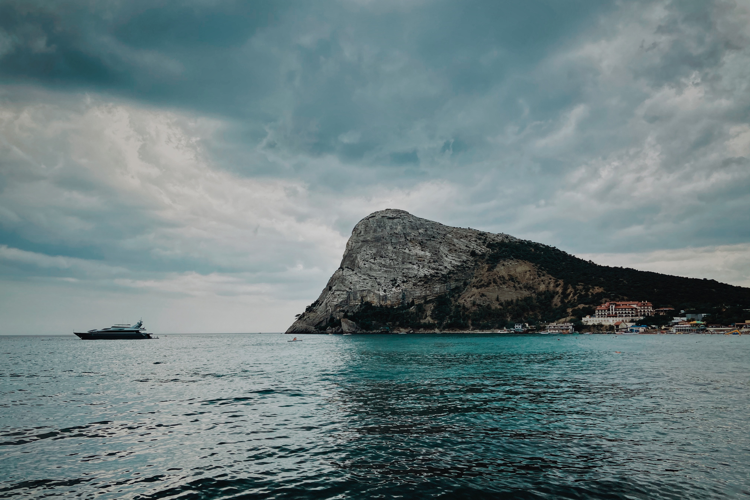 морской пейзаж, яхта и горы на фоне моря, поселок городского типа Новые свет, Крым