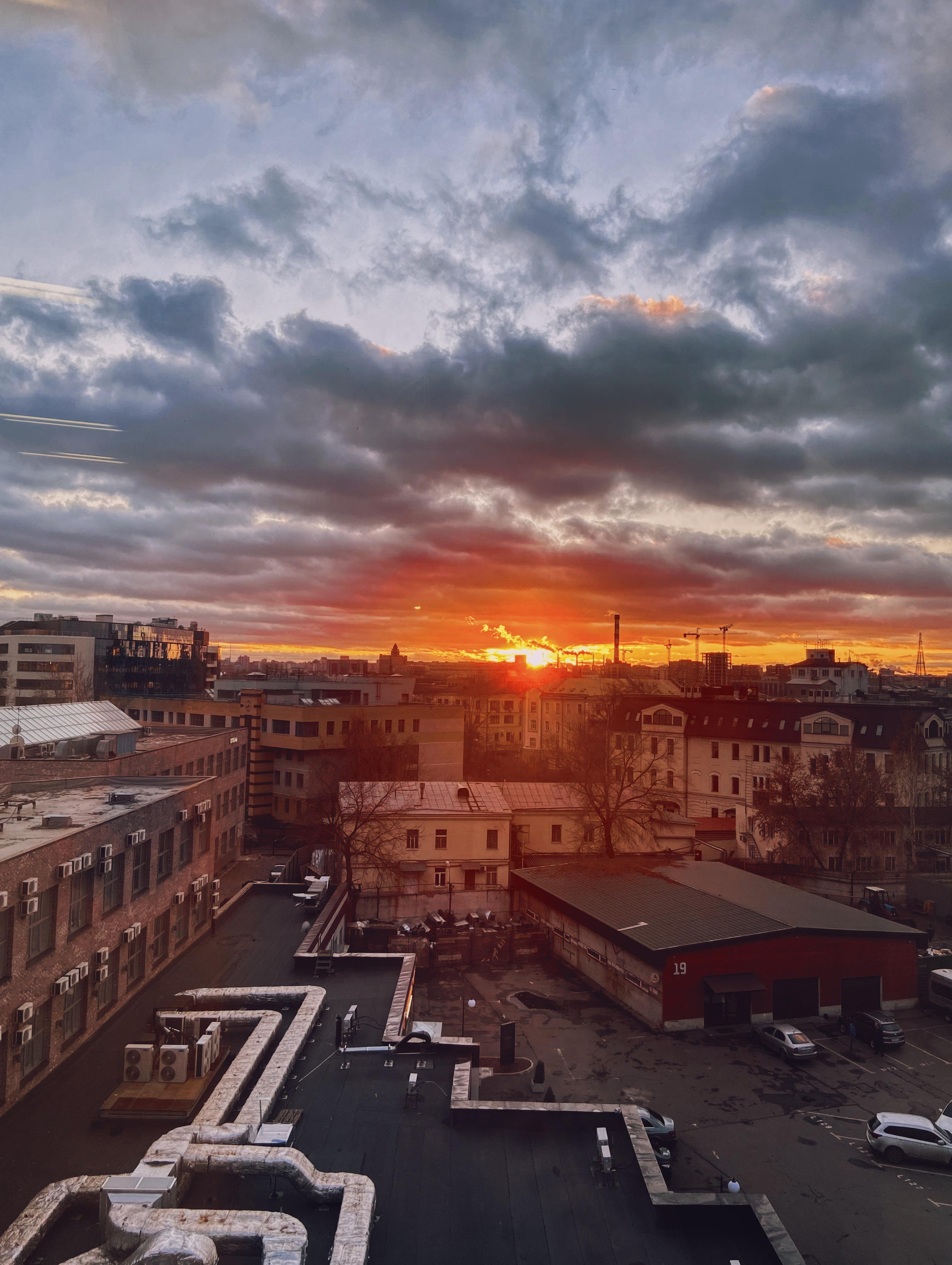 вид на вечерний город, закатное небо, БЦ Новоспасский, Москва