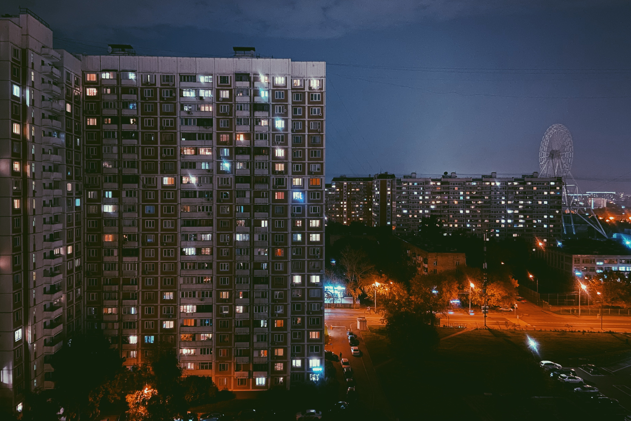 панельные дома вечернего города, вид на колесо обозрения - Солнце Москвы, район Марфино, Останкинская улица, Москва