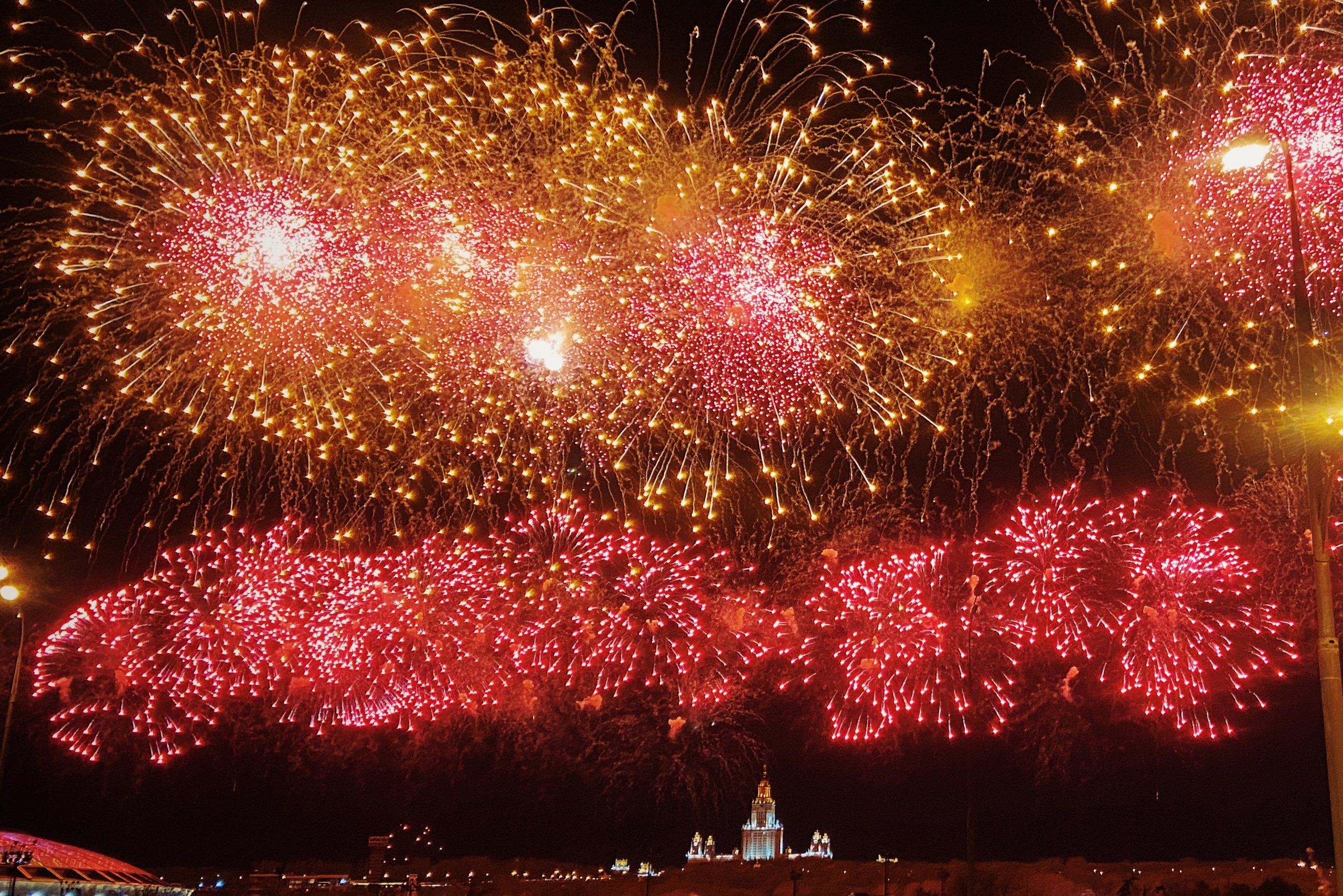 Салют в ночном небе, МГУ им. М. В. Ломоносова