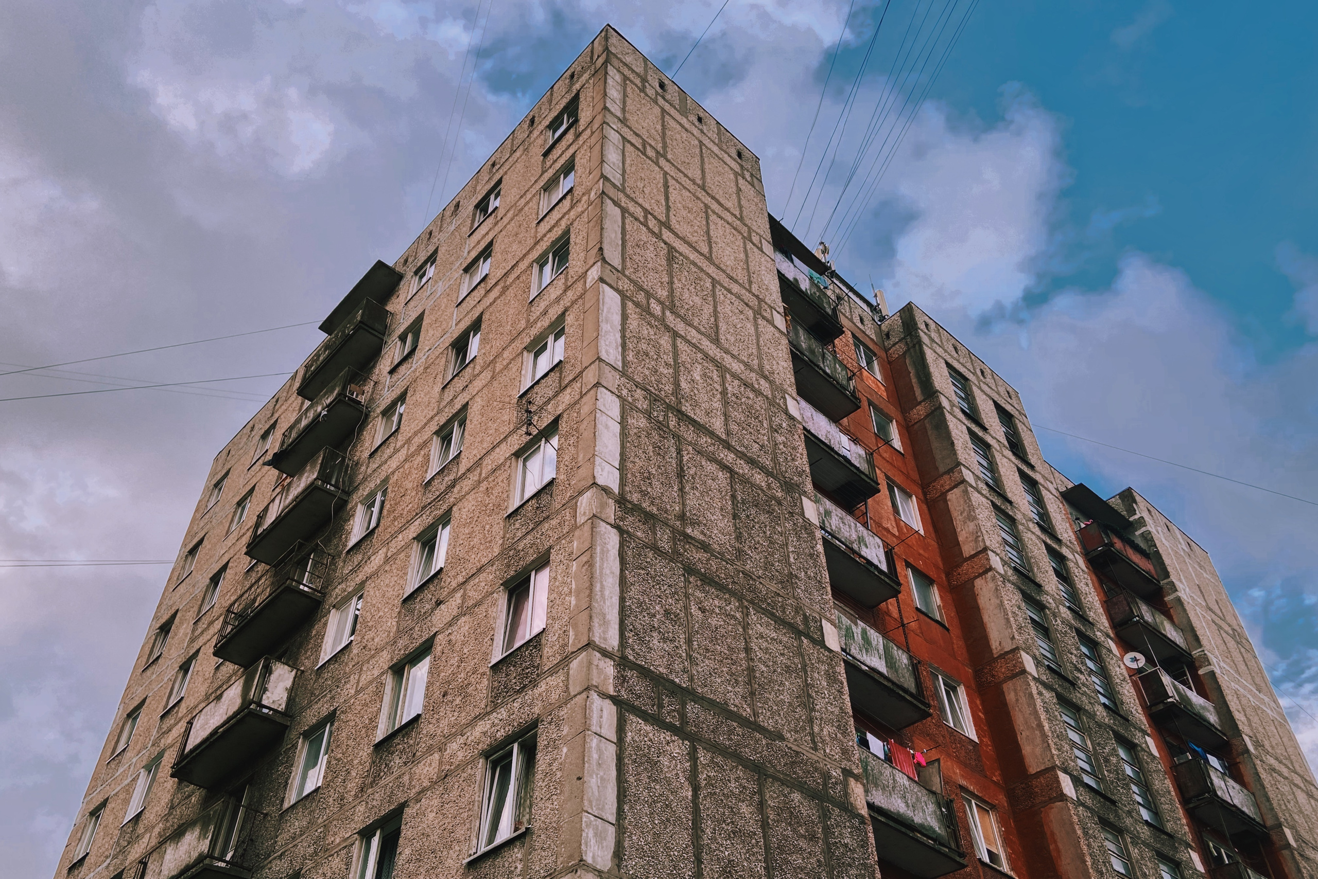 Угол панельного дома на фоне синего неба в городе Калининград