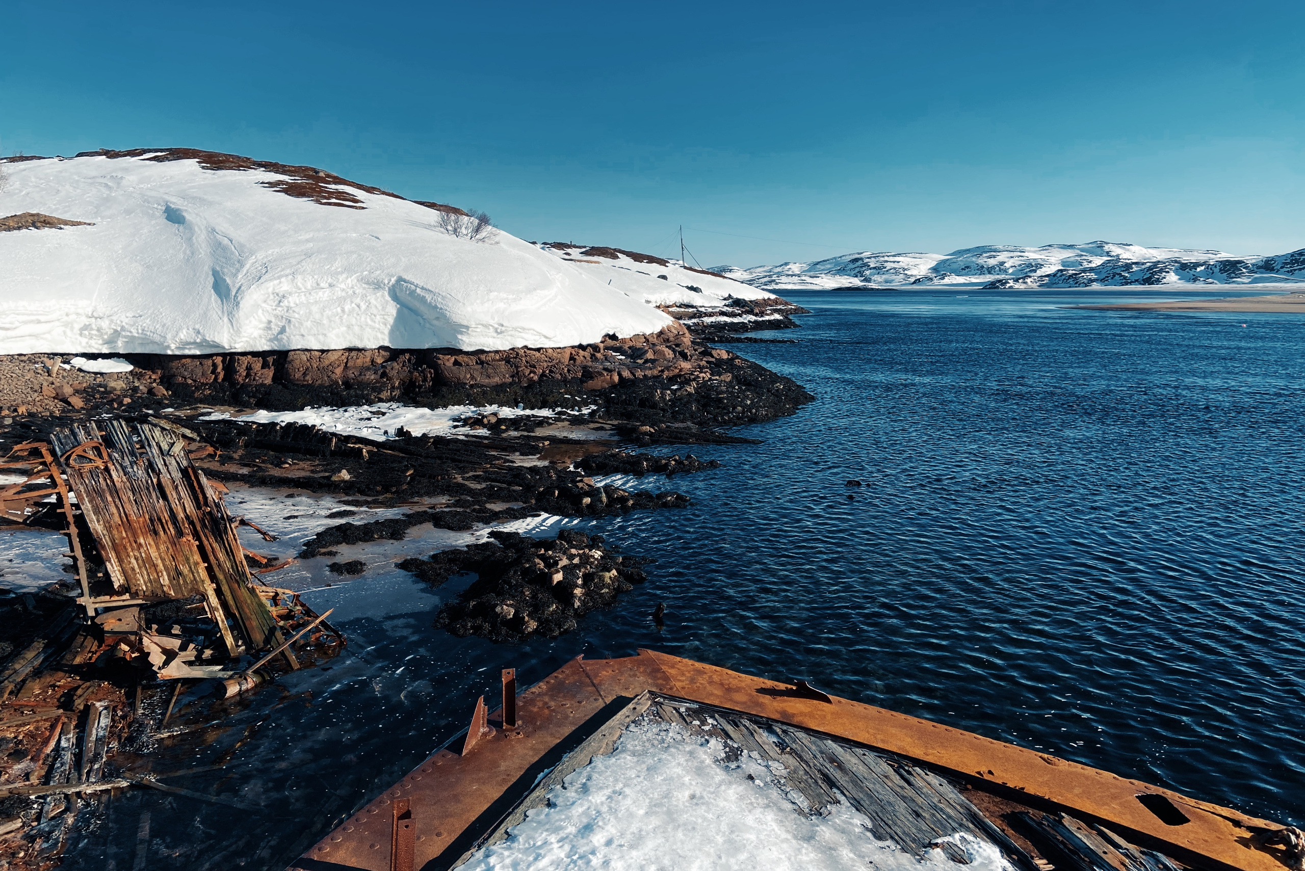 берег северного Белого моря, село Териберка, кладбище затонувших кораблей