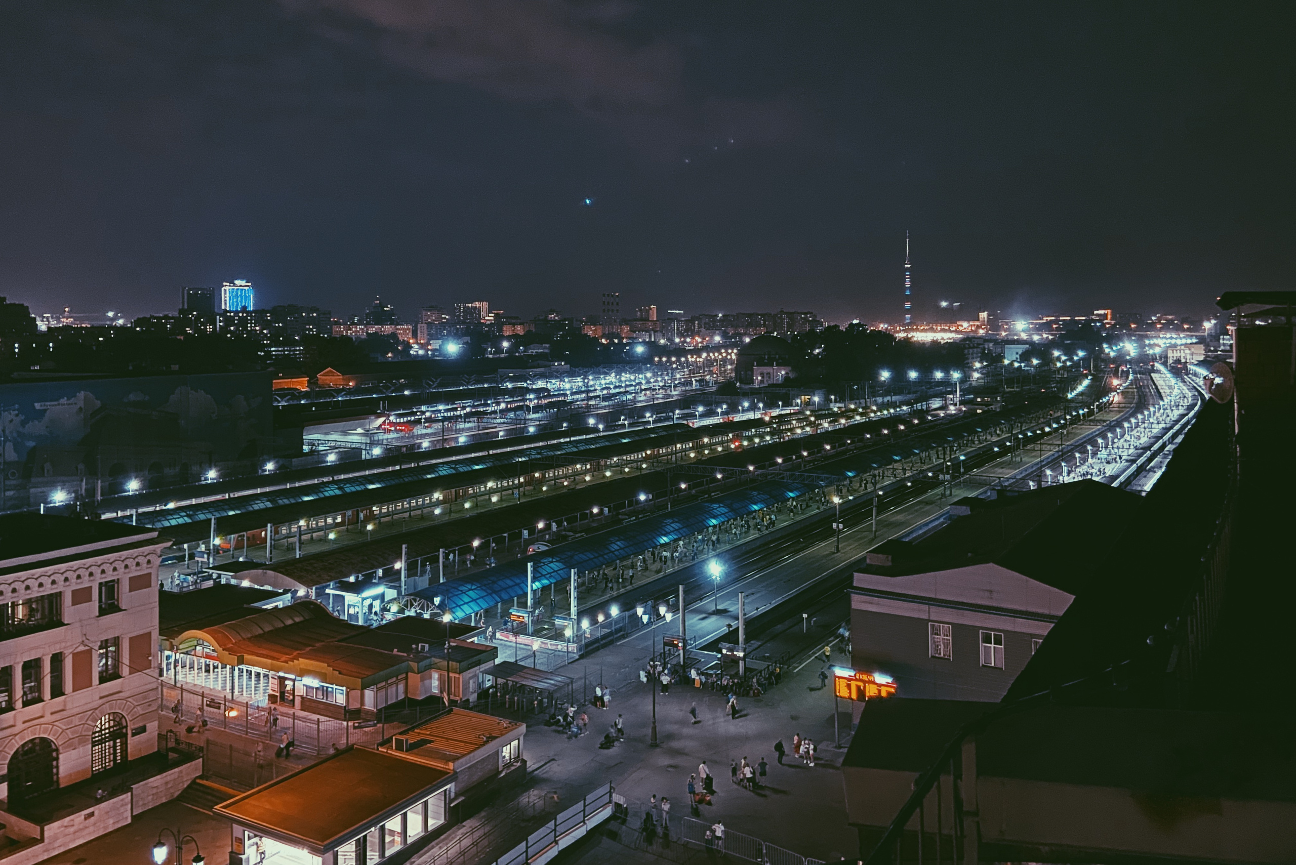 Ночная Москва, метро Комсомольская, вид с высоты на Ярослаский вокзал