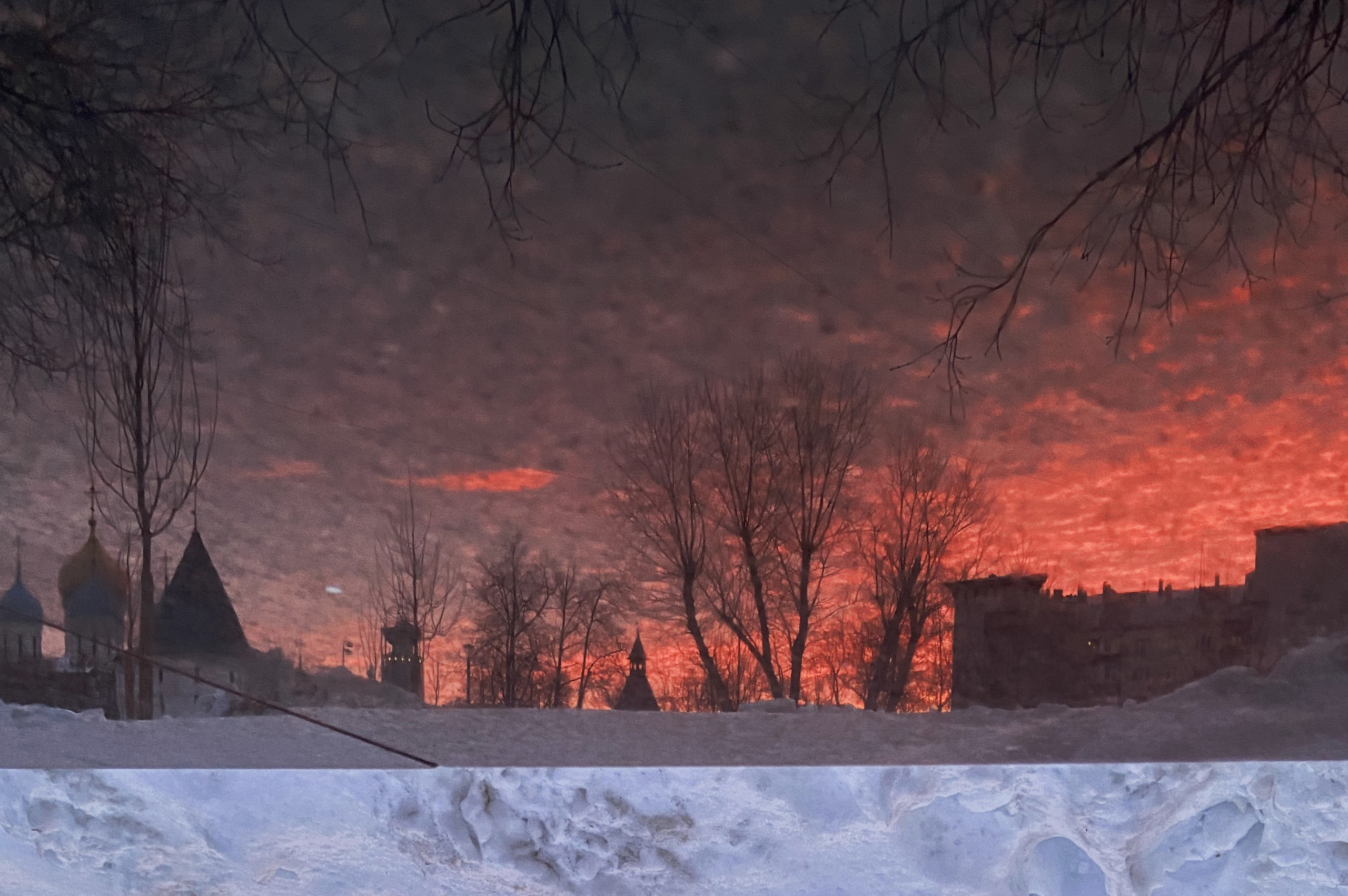 отражение зданий на фоне закатного неба, метро Пролетарская, Москва