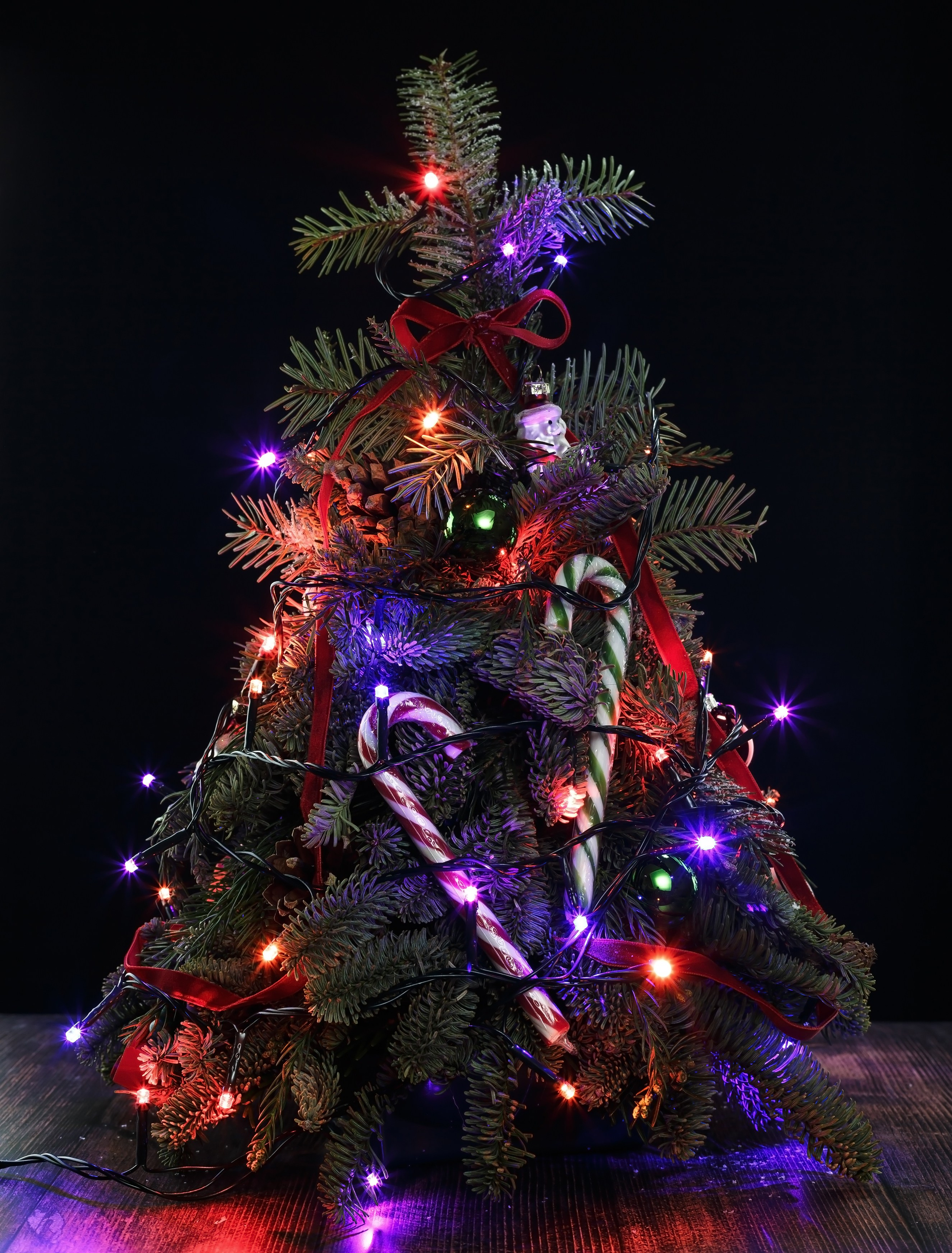 Новогодняя ёлка цветные гирлянды чёрный фон