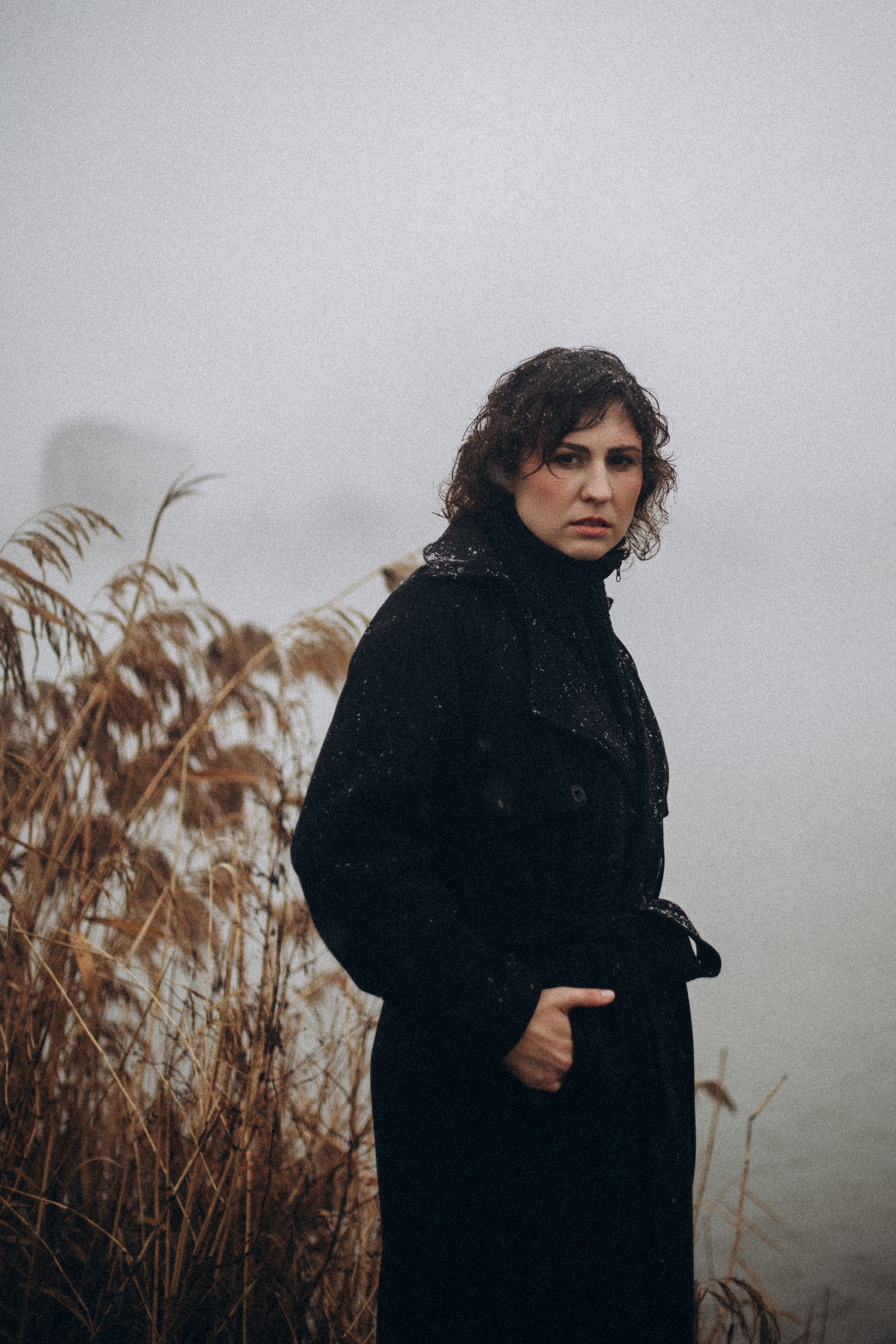 Женская фотосъёмка: индивидуальный подход, профессиональный свет, внимание к деталям. Красивые портреты, нежные эмоции, уверенность в кадре. Фотограф в Краснодаре, студийные и уличные фотосессии, ретушь снимков.