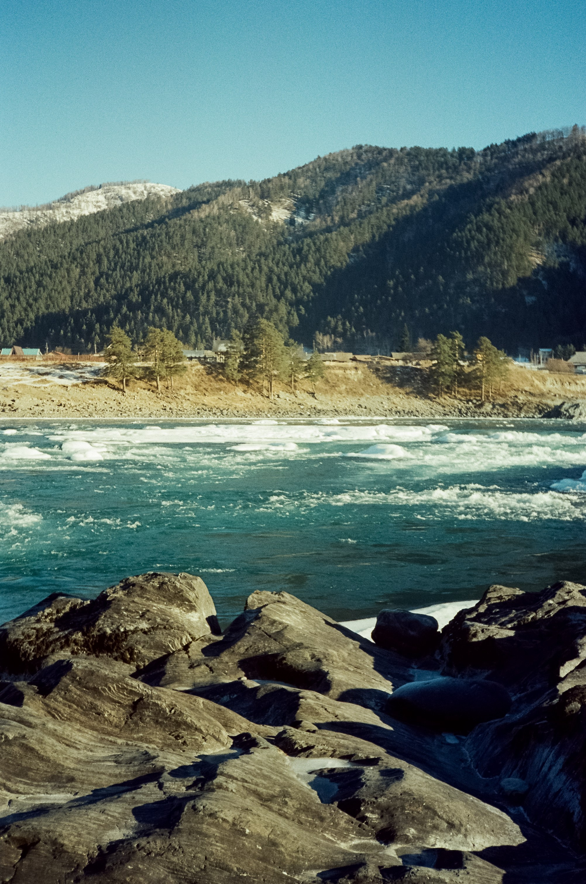 Мост над скалами Зубы Дракона и яркая синева зимней Катуни. Фотограф-документалист Мария Осокина